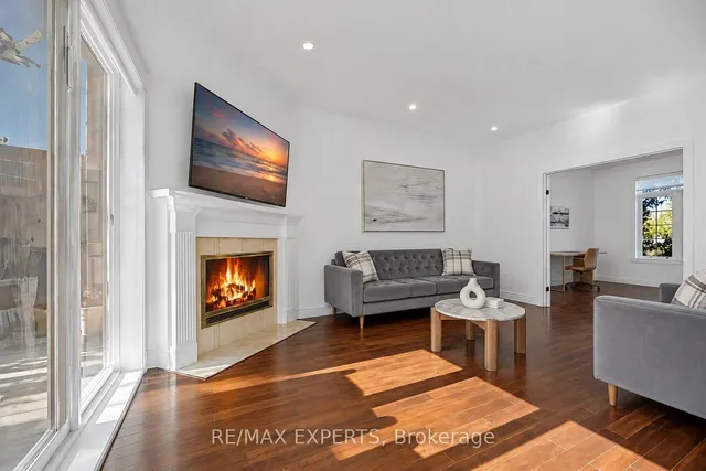 936 Talisman Cres, London South 5