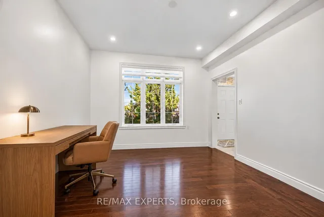 936 Talisman Cres, London South 4