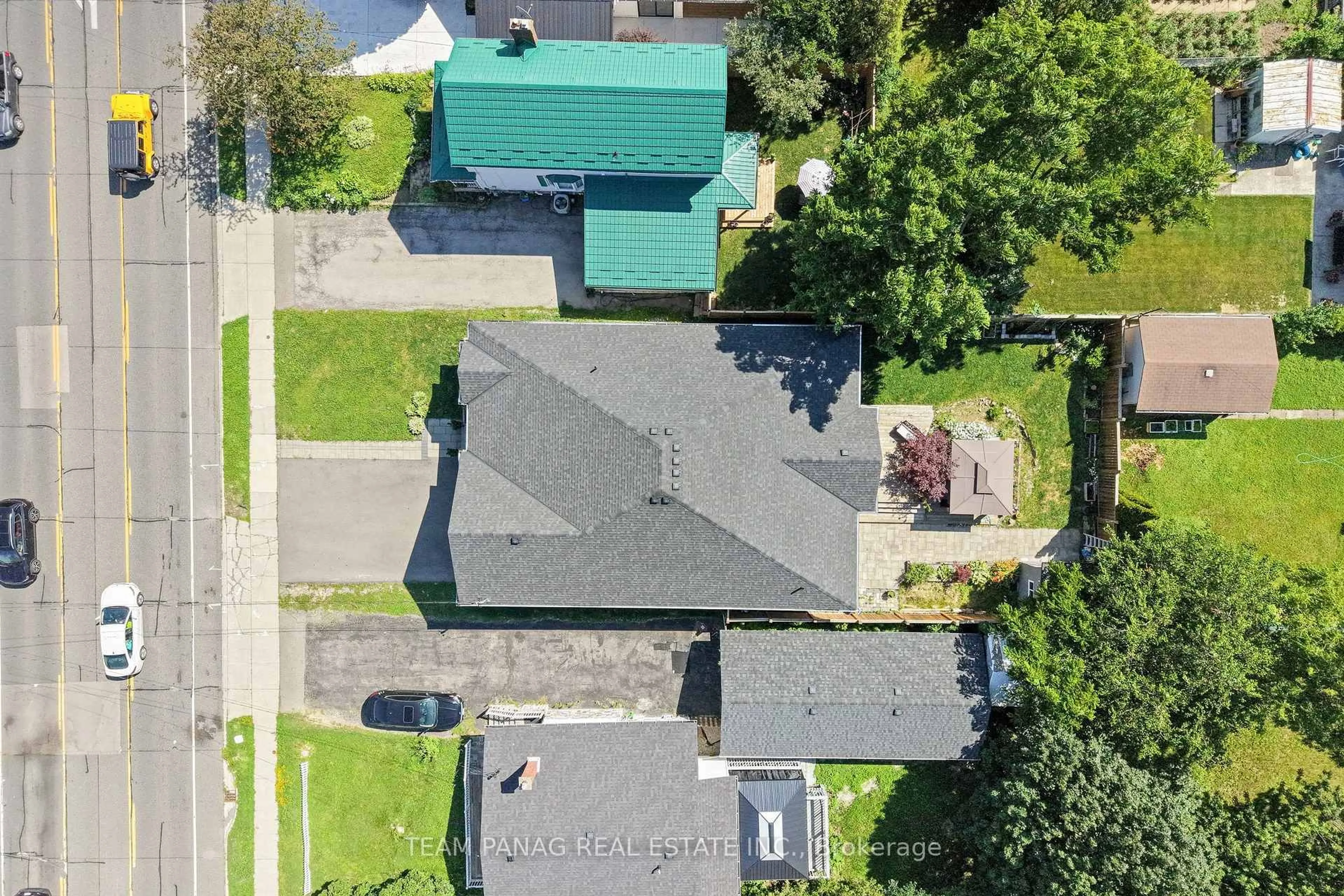 A pic from outside/outdoor area/front of a property/back of a property/a pic from drone, street for 646 West 5th St, Hamilton Ontario L9C 3R2