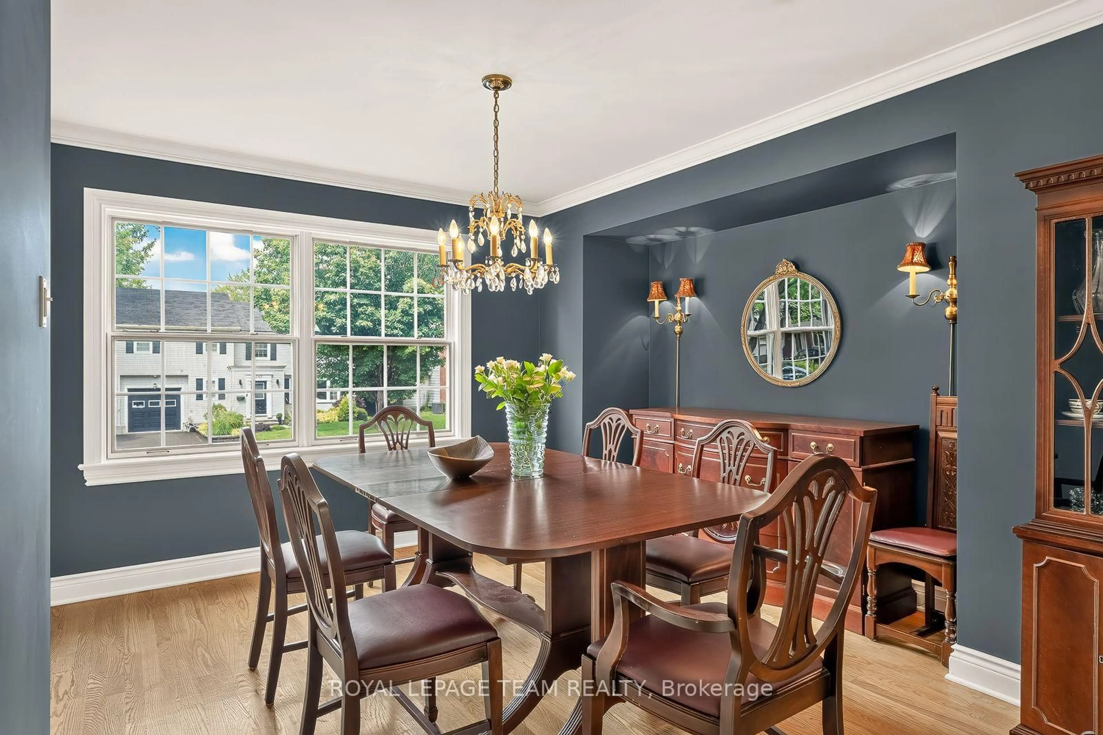 Dining room, wood/laminate floor for 766 Eastbourne Ave, Ottawa Ontario K1K 0H7