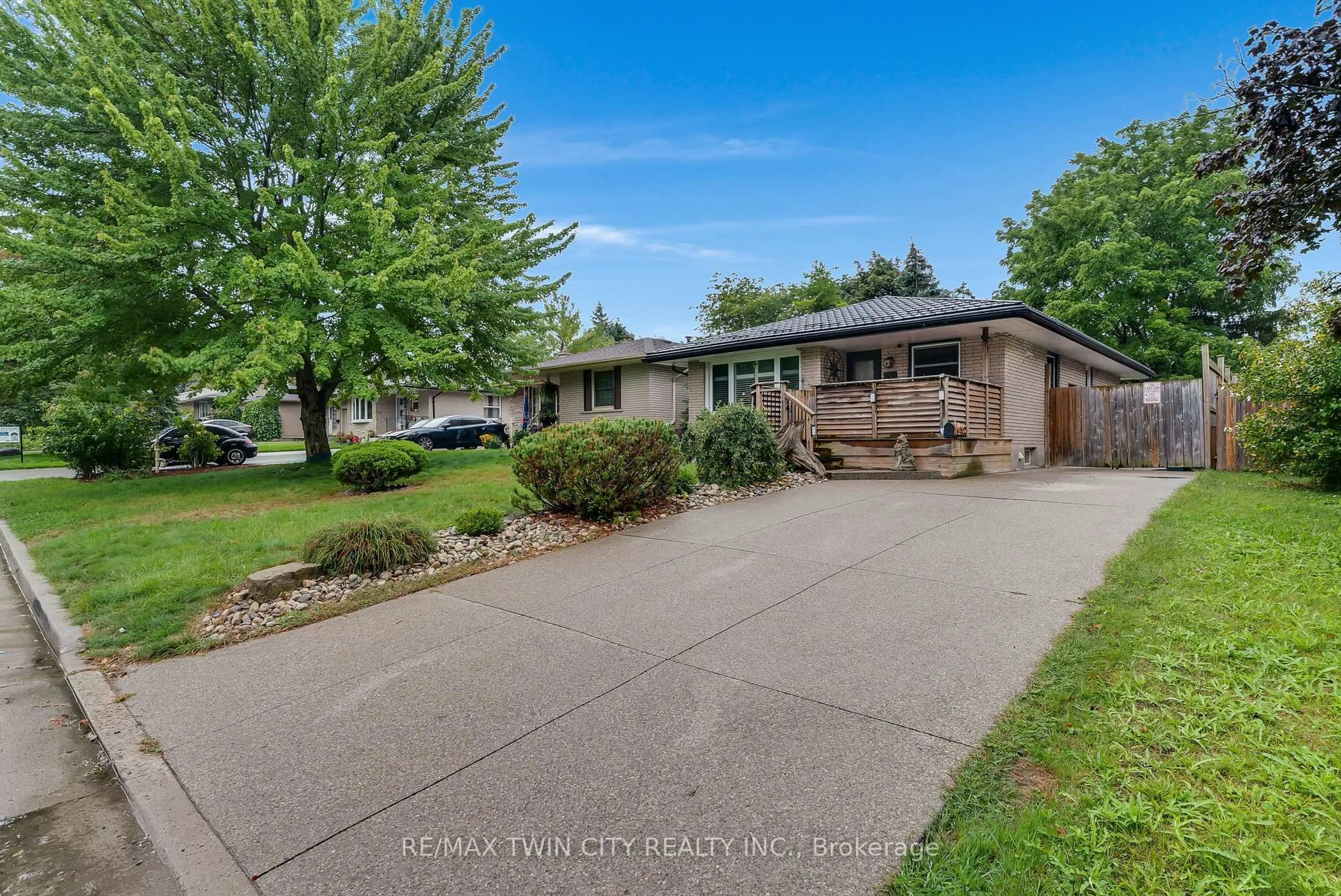 A pic from outside/outdoor area/front of a property/back of a property/a pic from drone, street for 83 Kimberly Cres, Kitchener Ontario N2E 1C8