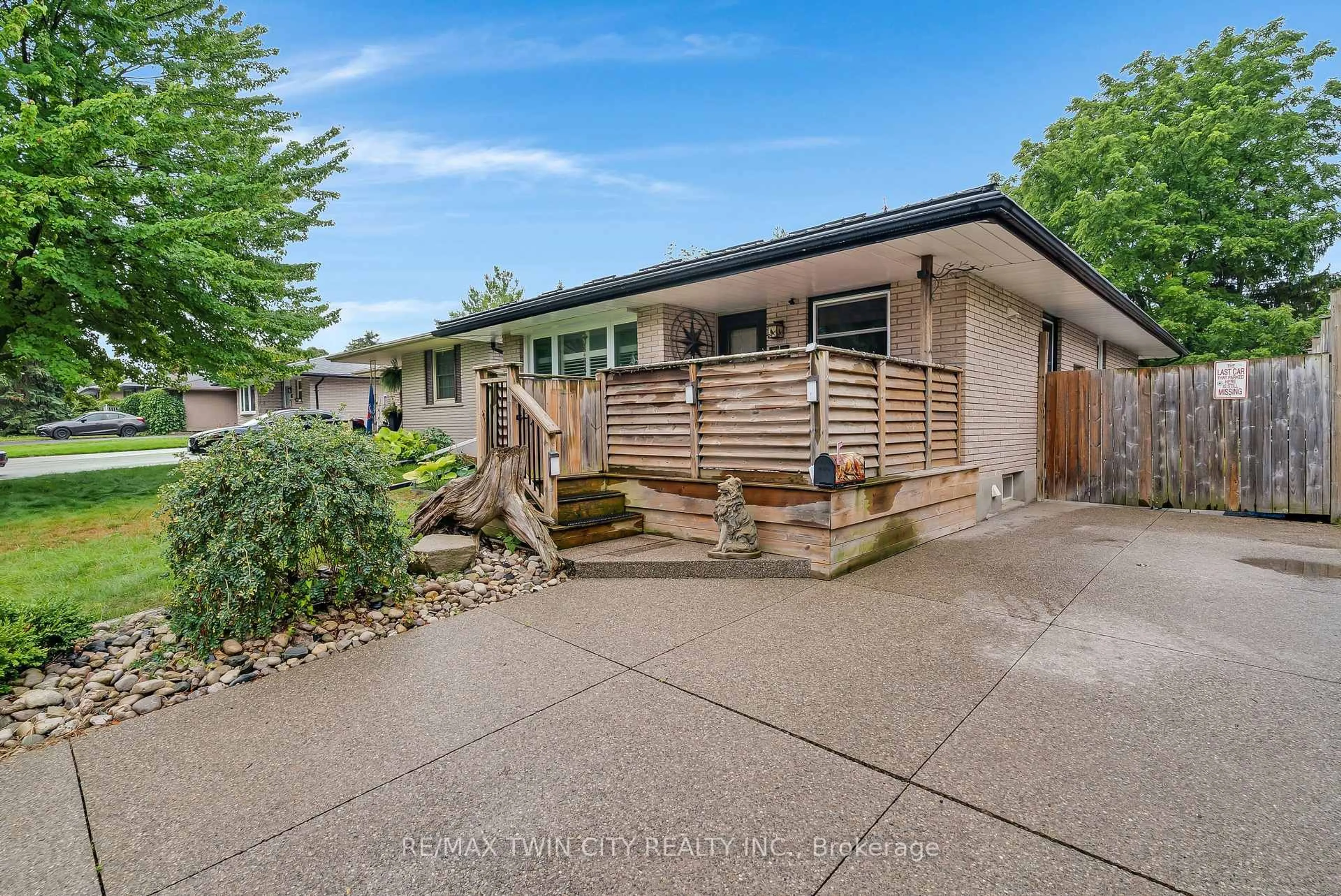 A pic from outside/outdoor area/front of a property/back of a property/a pic from drone, street for 83 Kimberly Cres, Kitchener Ontario N2E 1C8