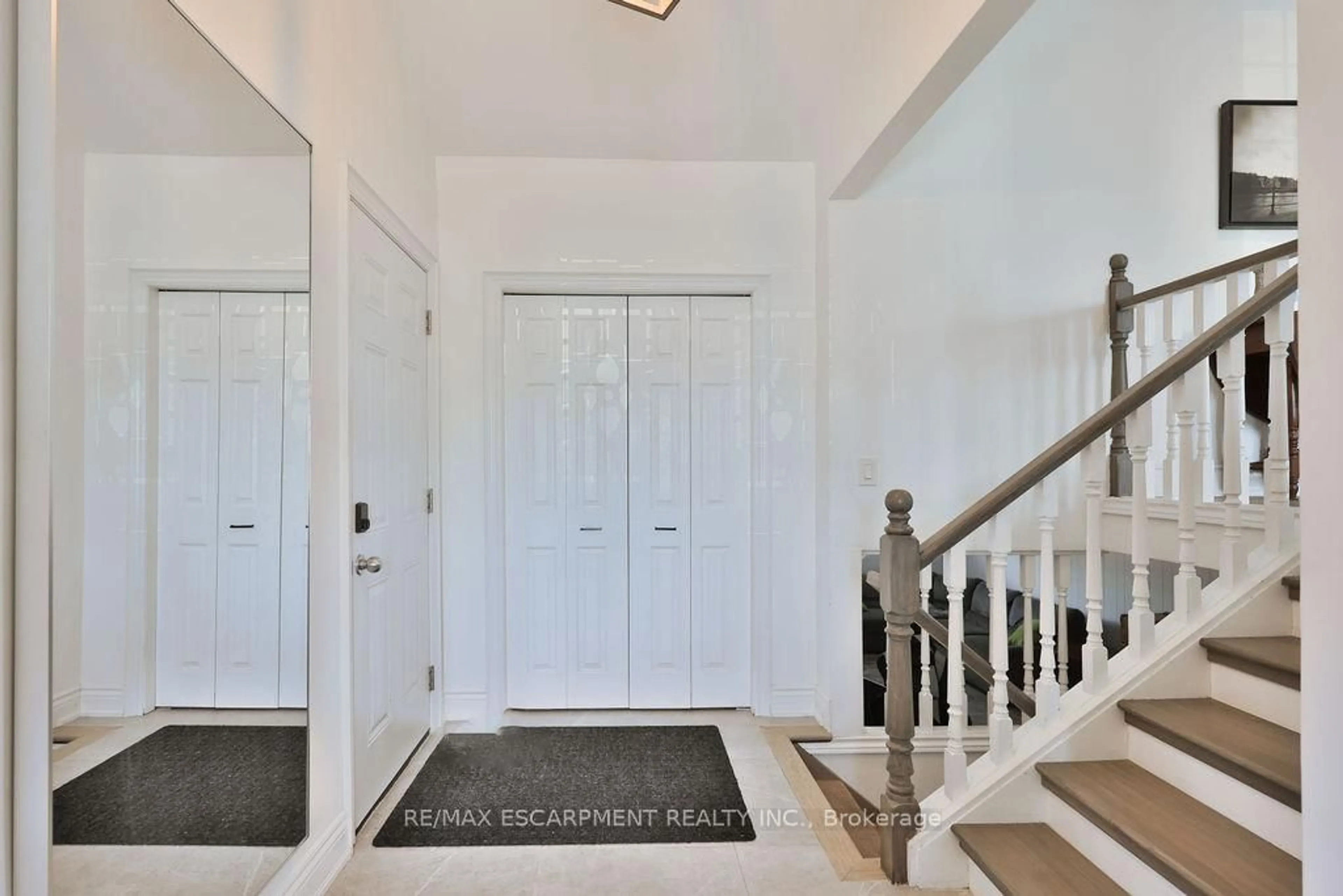 Indoor entryway for 11 Lynwood Dr, Hamilton Ontario L8E 3E7