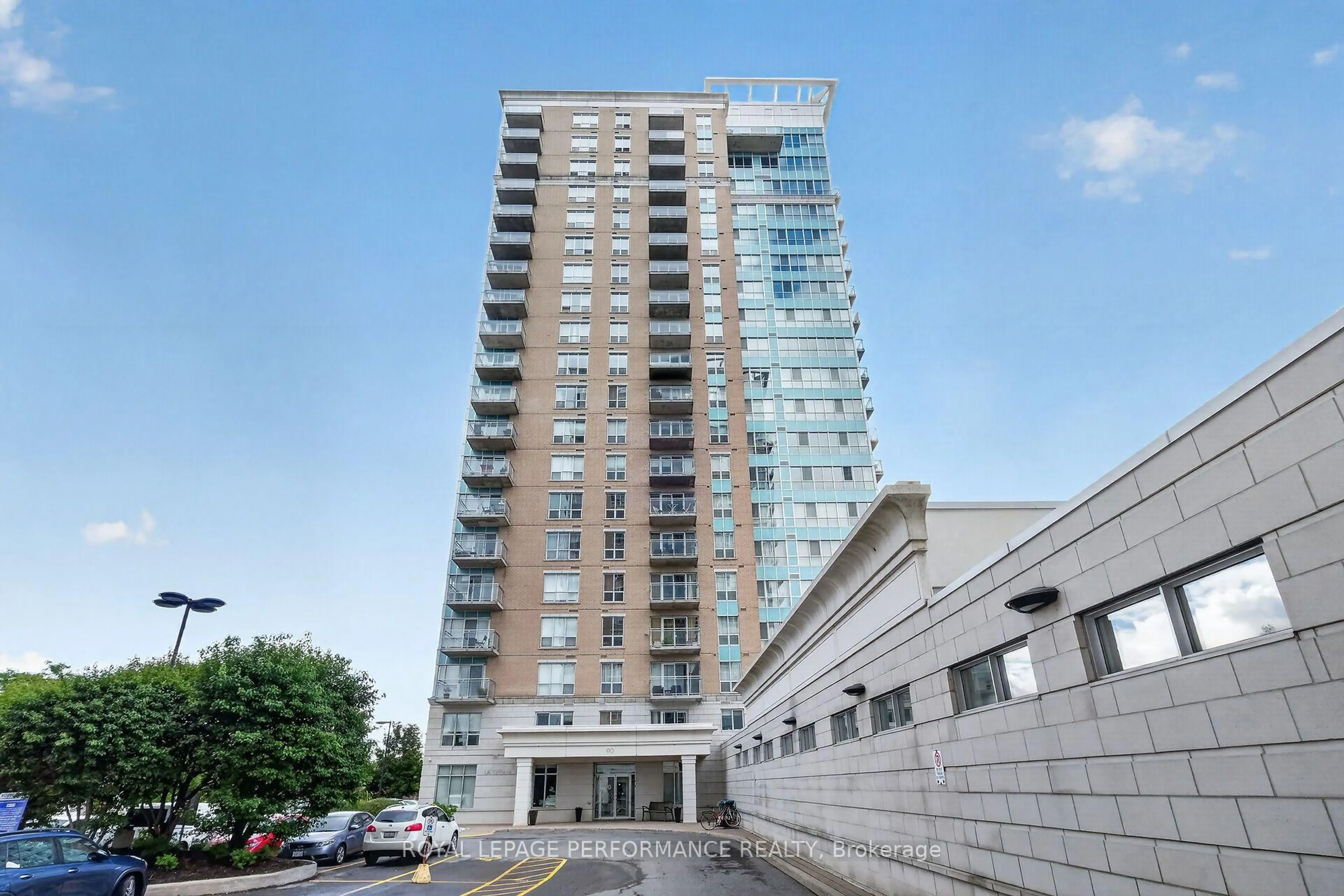 Indoor foyer for 90 Landry St #1606, Ottawa Ontario K1L 0A9