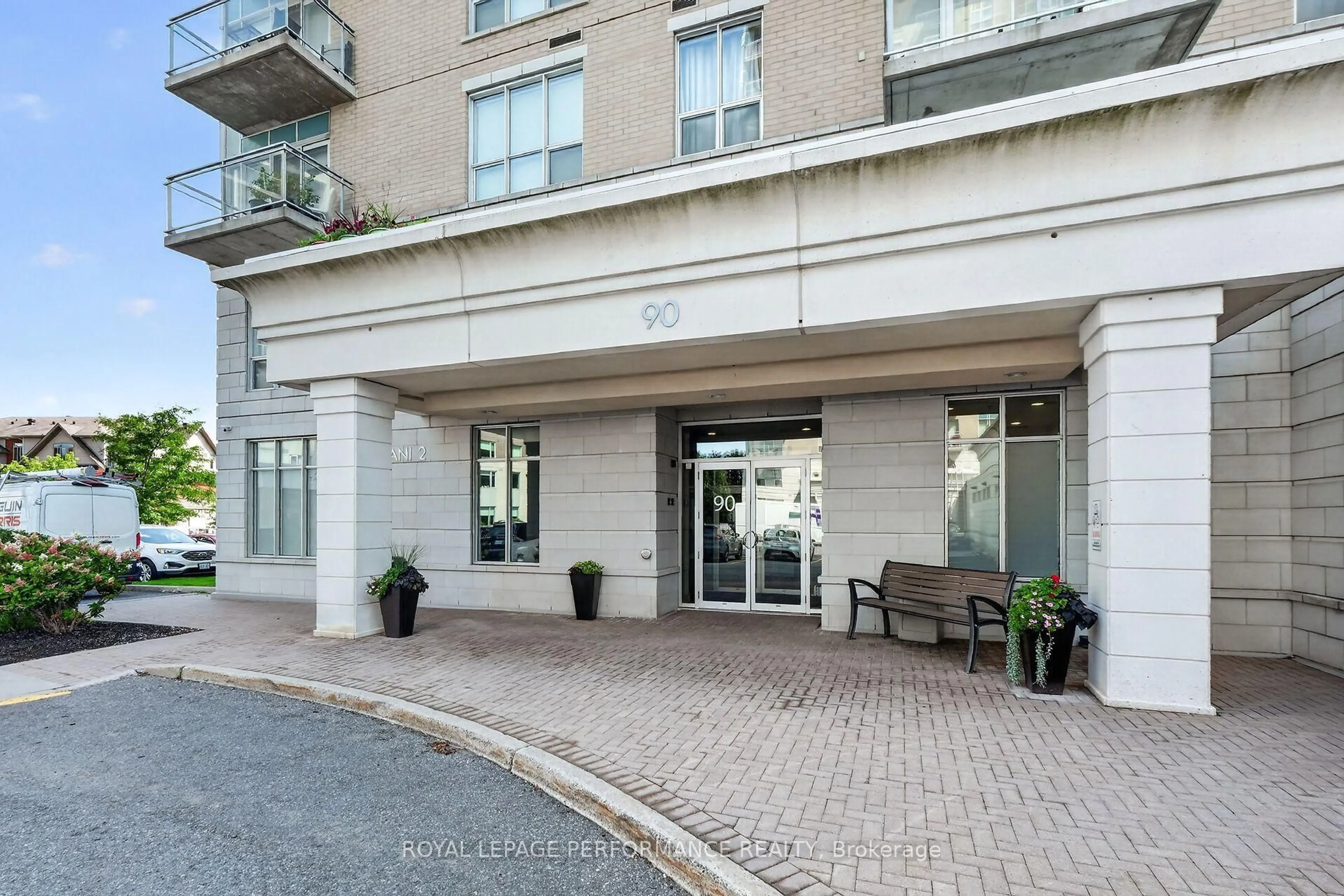 Indoor foyer for 90 Landry St #1606, Ottawa Ontario K1L 0A9