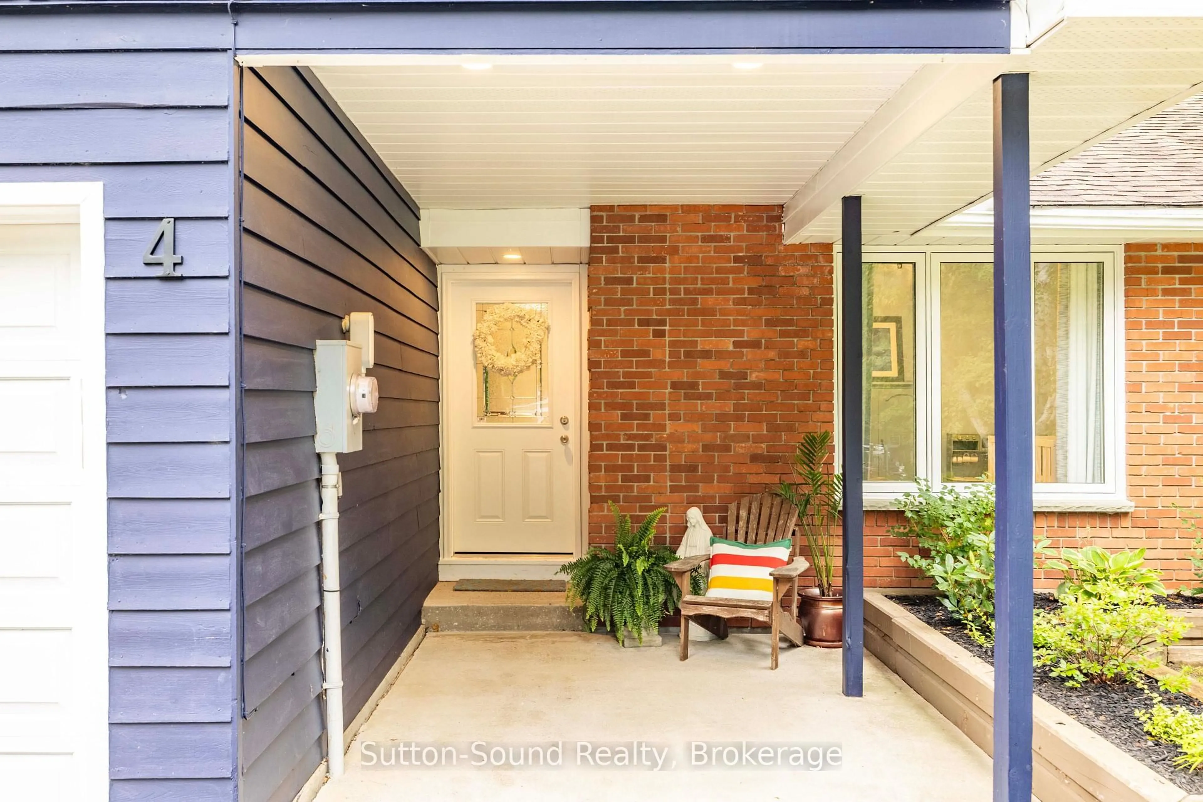 Indoor entryway for 4 Maplewood Dr, South Bruce Peninsula Ontario N0H 2G0