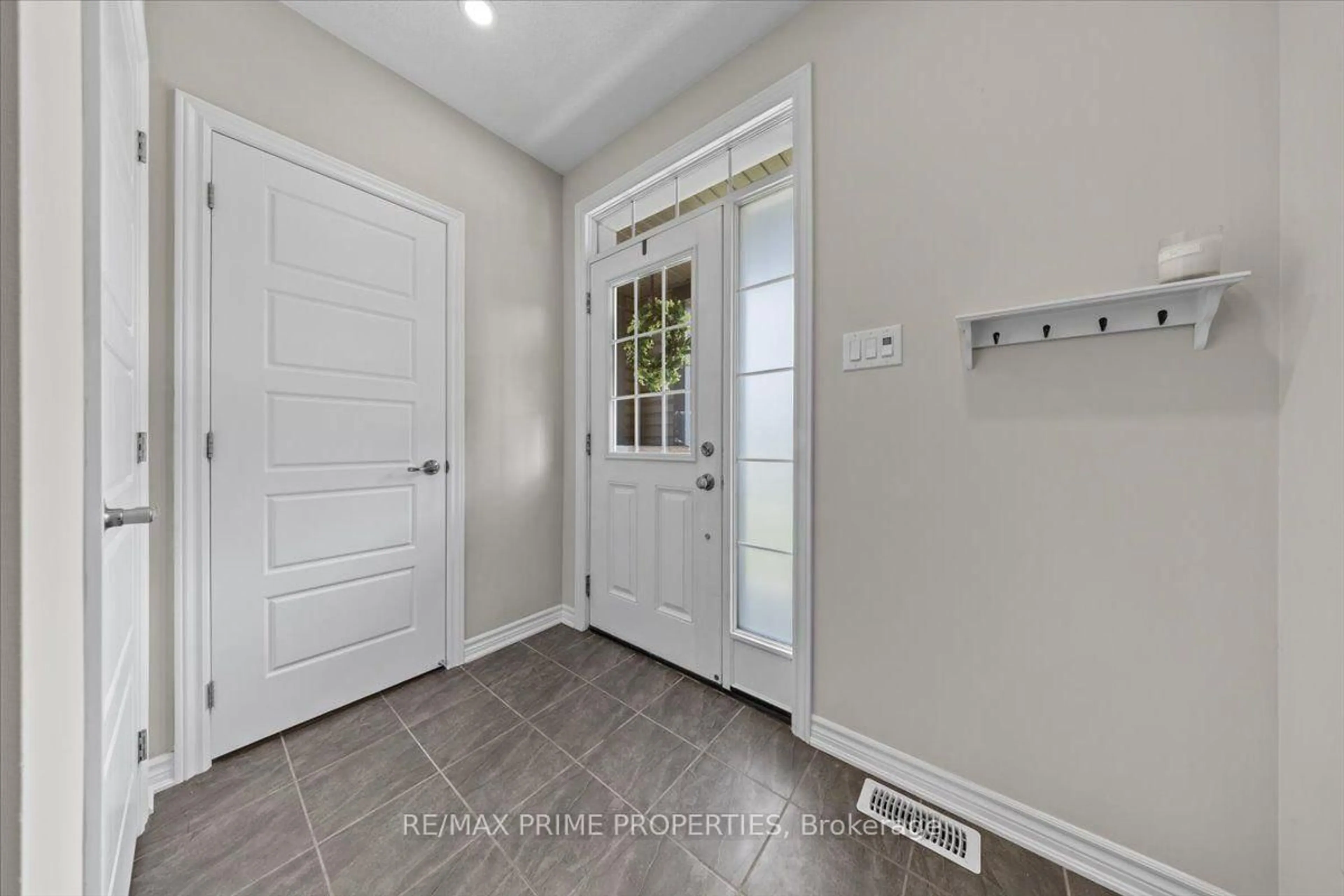 Indoor entryway for 350 Sweetfern Cres, Ottawa Ontario K4A 1A5