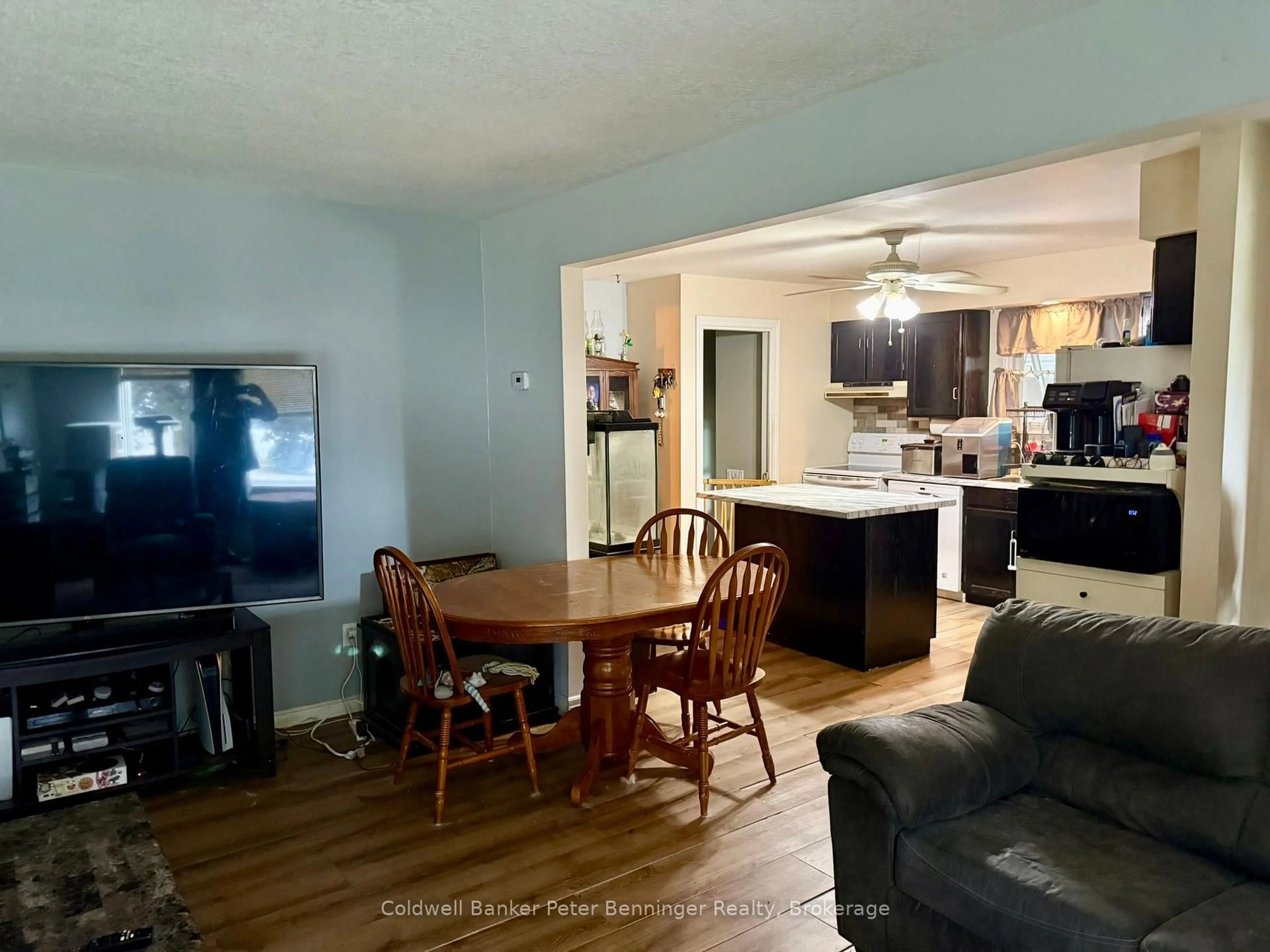 A pic of a room for 672 21st Ave, Hanover Ontario N4N 3L2