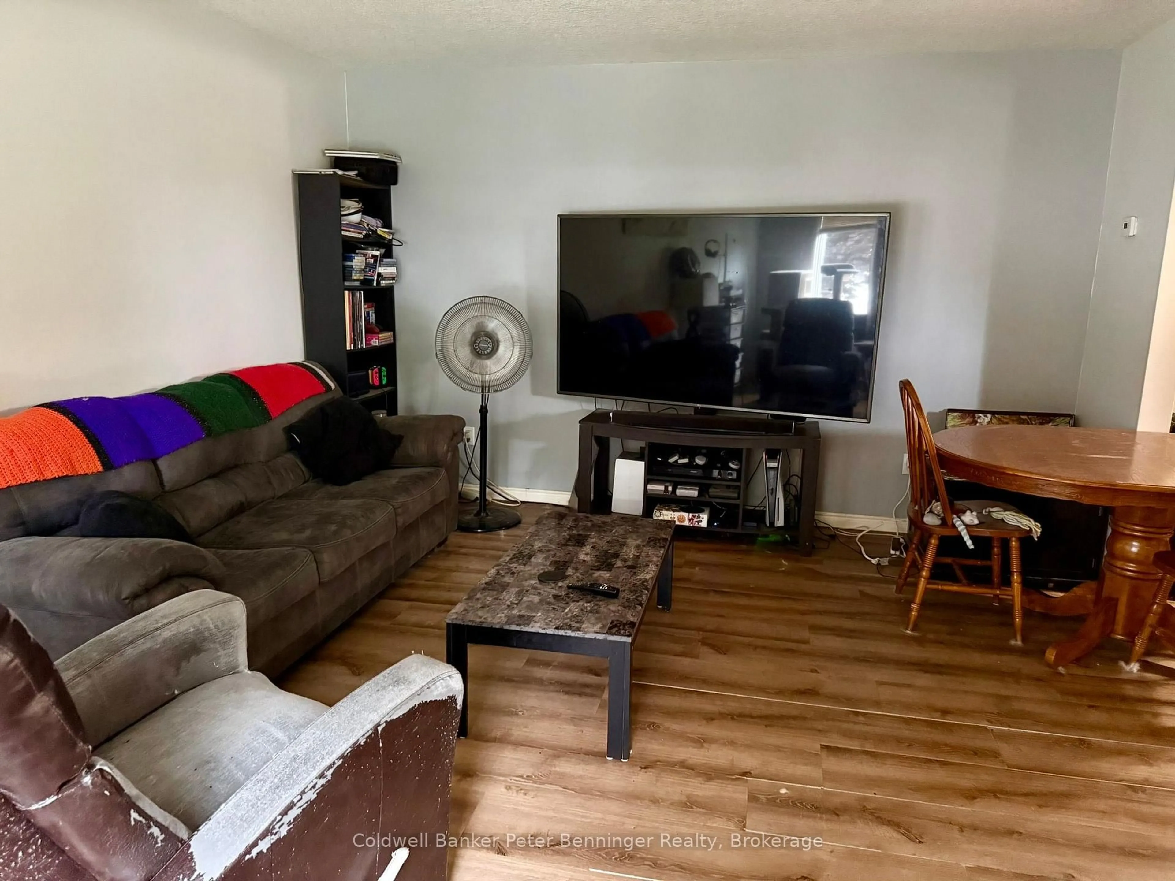 Living room with furniture, wood/laminate floor for 672 21st Ave, Hanover Ontario N4N 3L2
