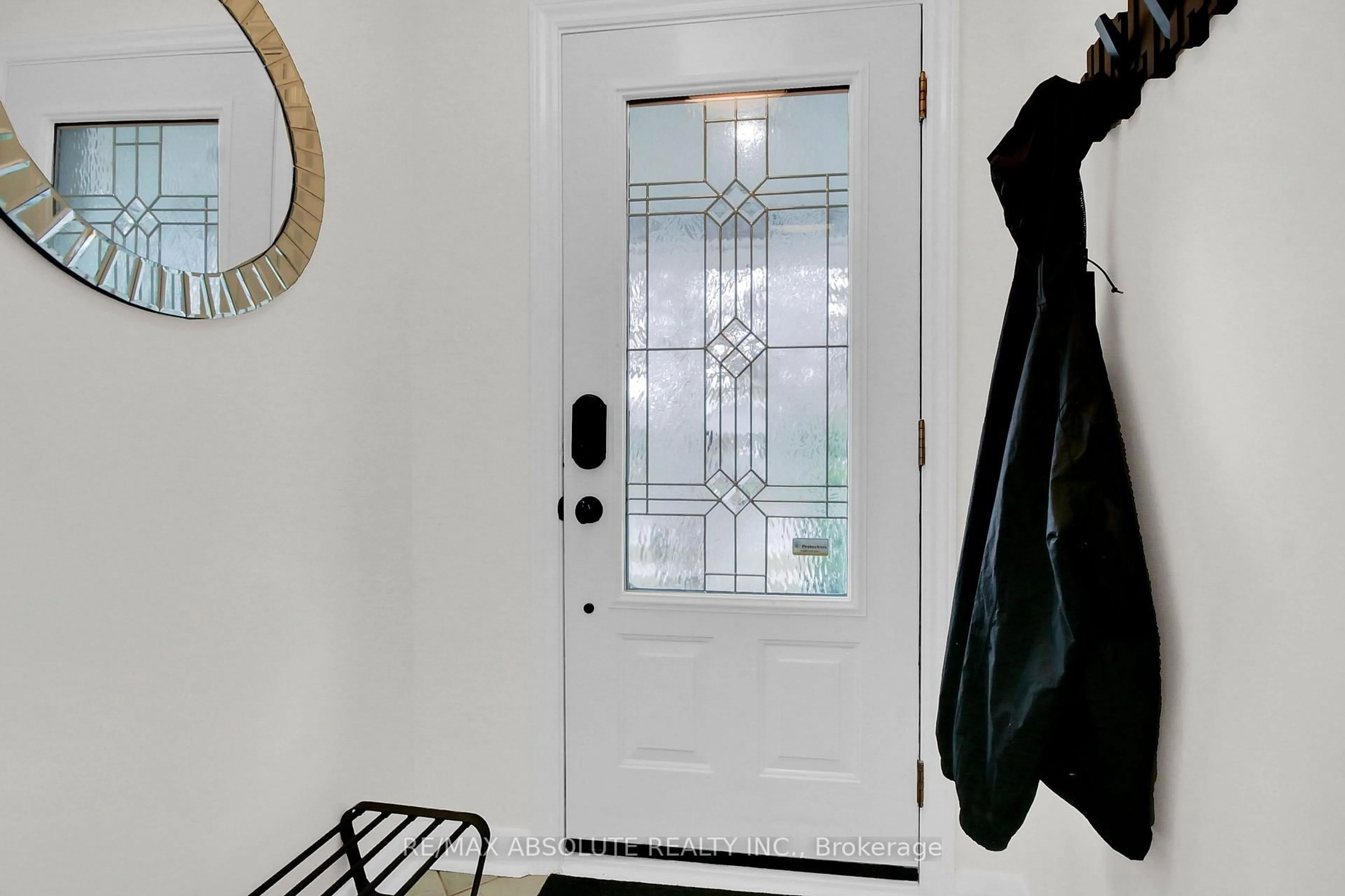 Indoor entryway for 731 Dovercourt Ave, Ottawa Ontario K2A 0W9