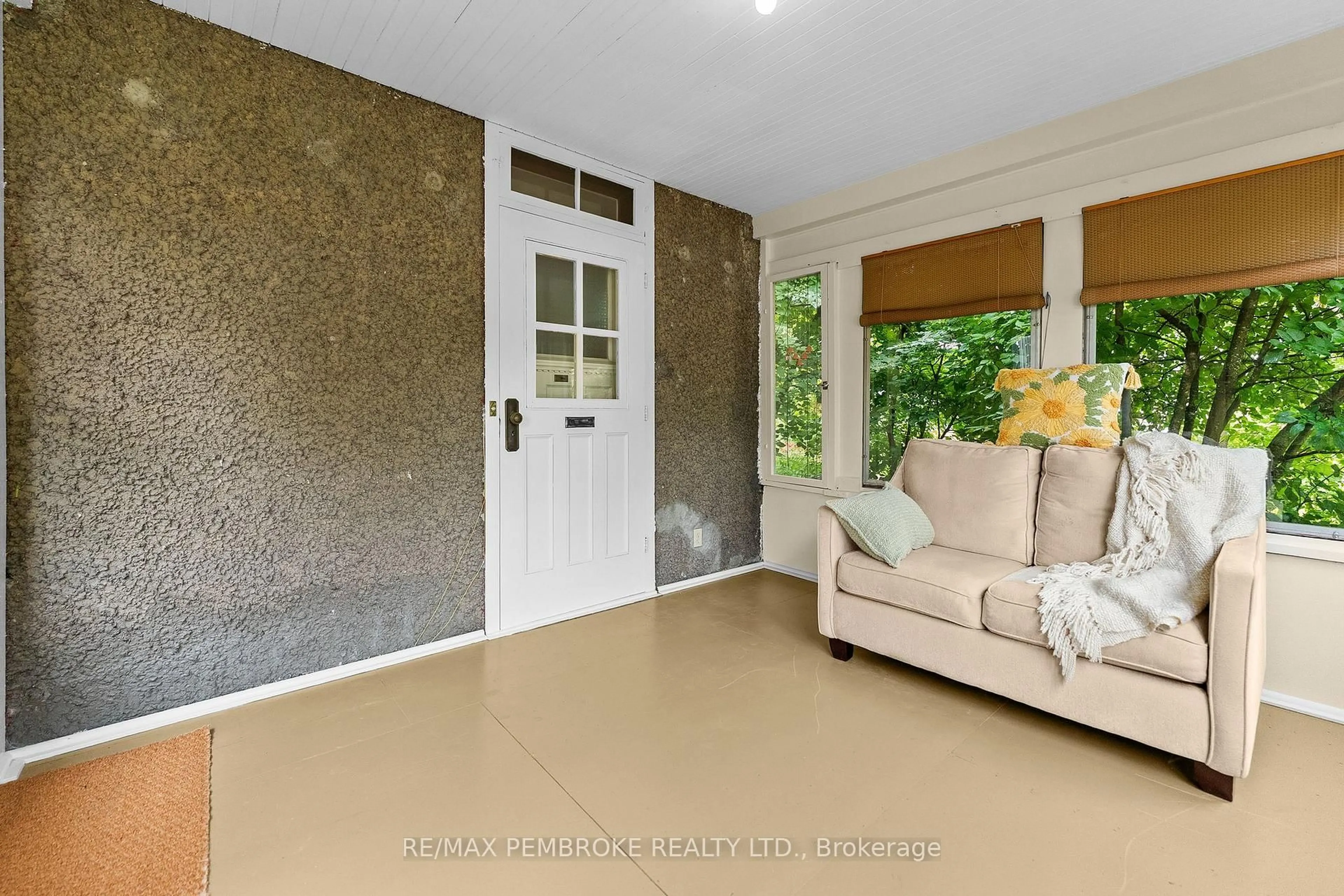Indoor entryway for 348 Esther St, Pembroke Ontario K8A 3C8