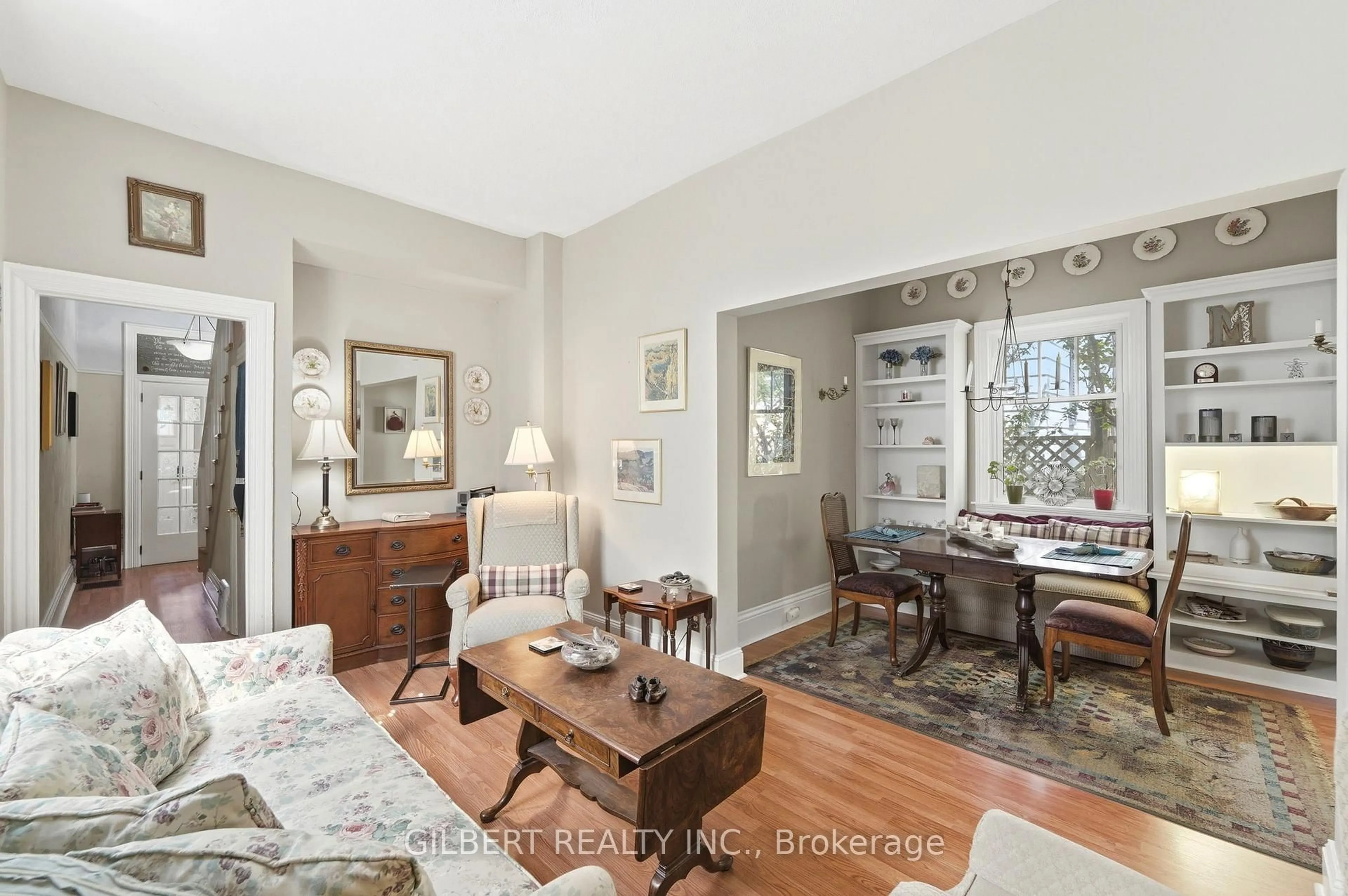 Living room with furniture, floor is not visible for 367 Charlton Ave, Hamilton Ontario L8P 2E6