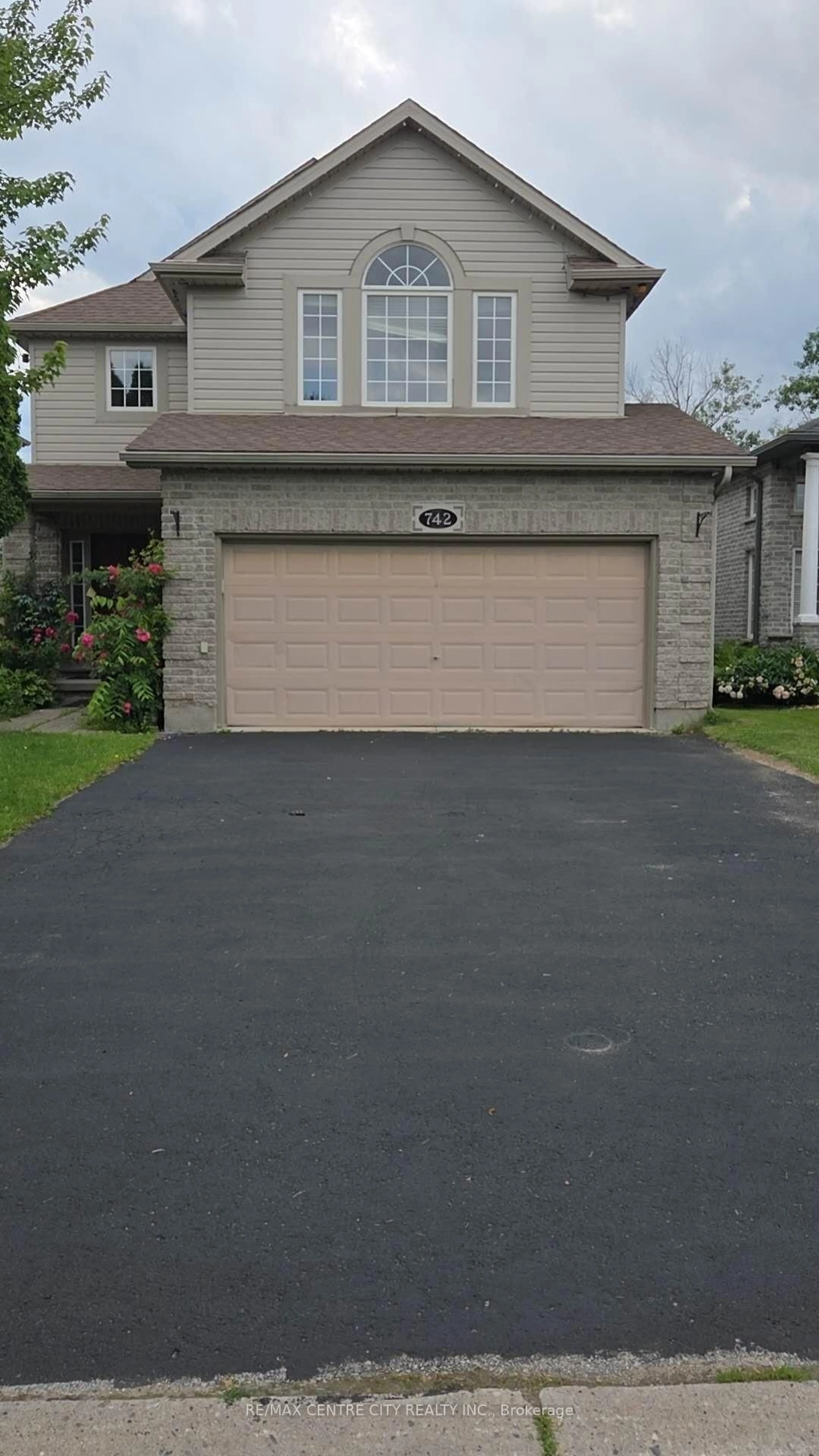 Indoor garage for 742 Marigold St, London North Ontario N5X 4J3