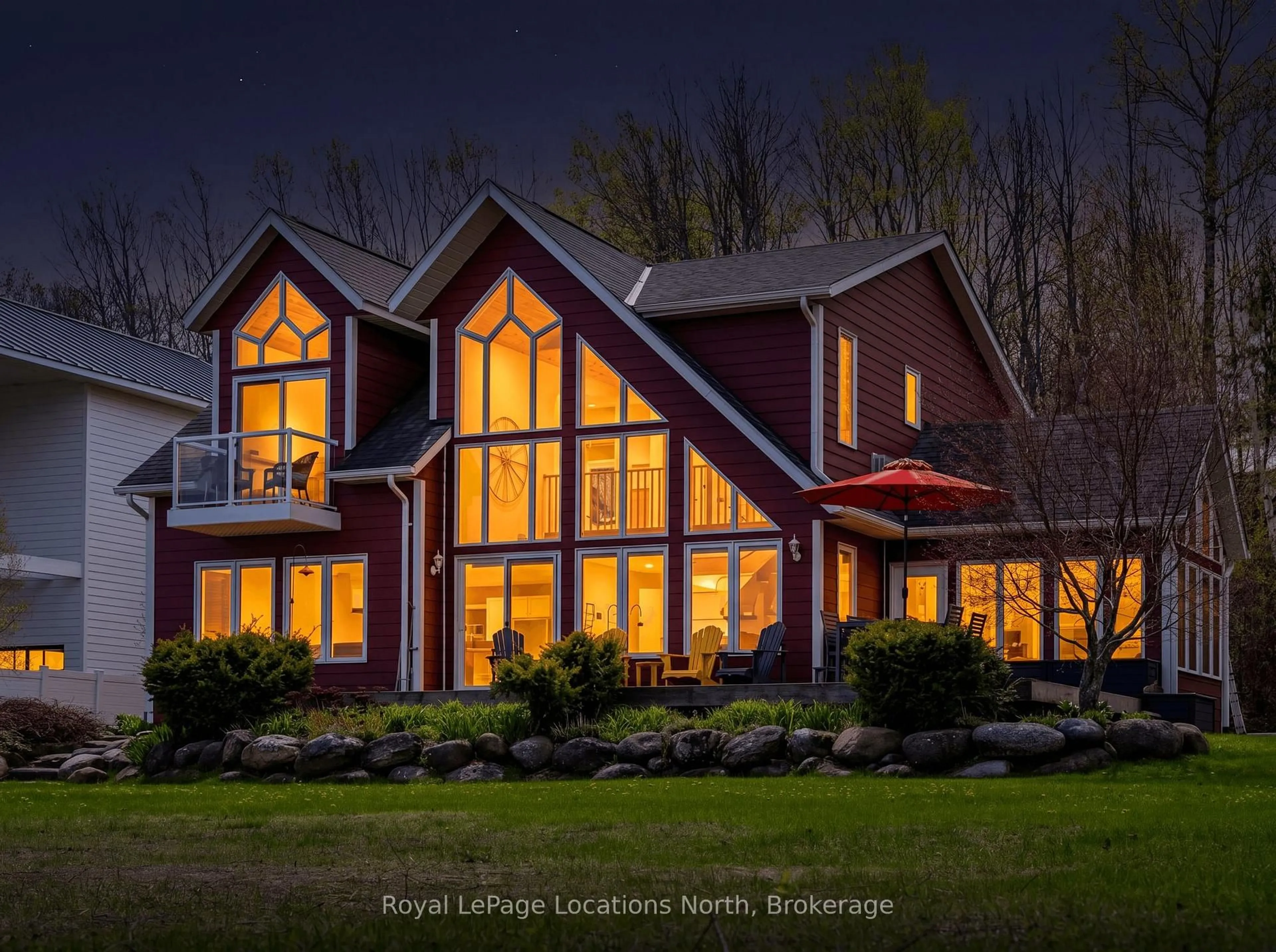 Home with vinyl exterior material, building for 127 Fraser St, Meaford Ontario N0H 2P0