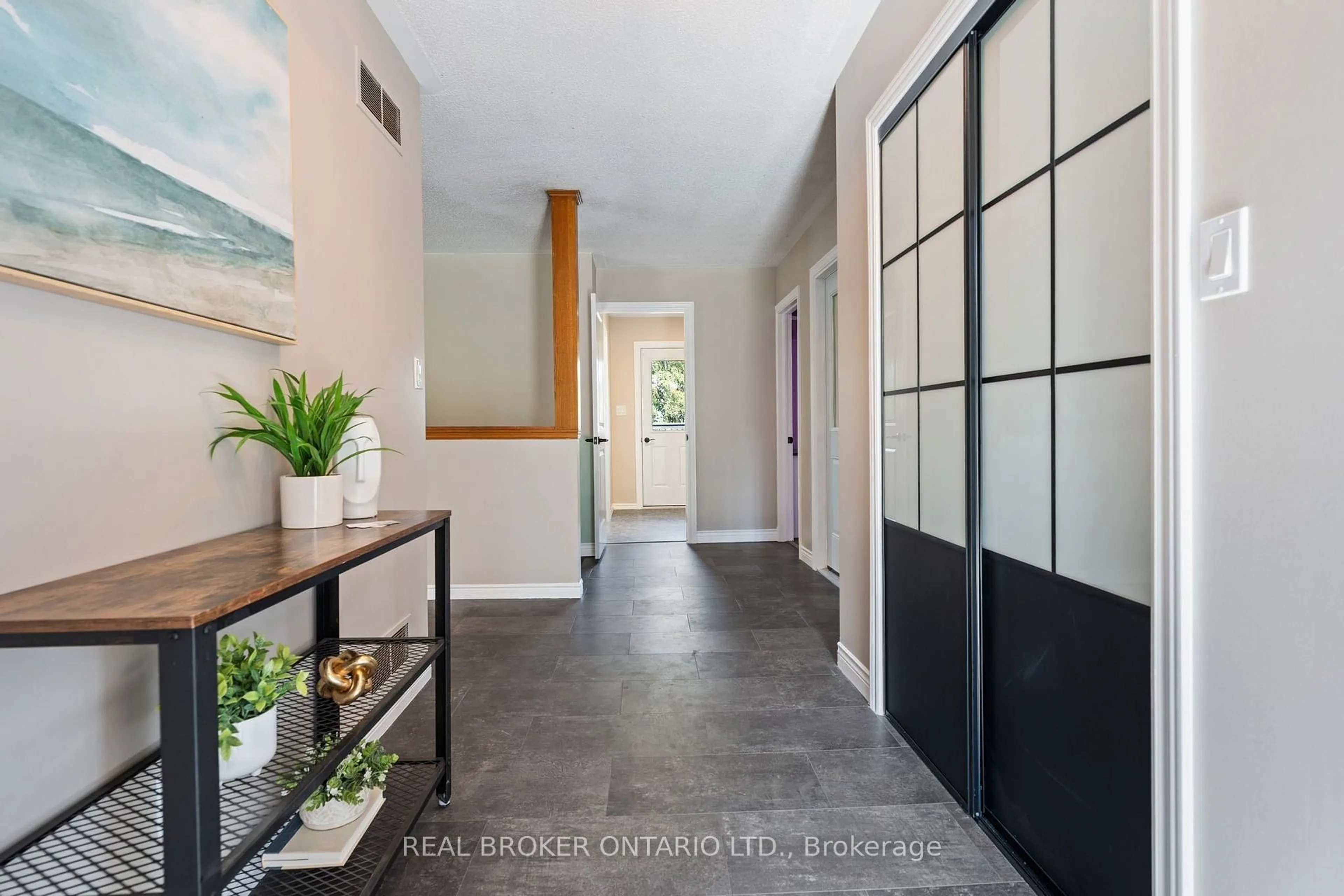 Indoor entryway for 553 NORFOLK COUNTY ROAD 21, Norfolk Ontario N0E 1G0