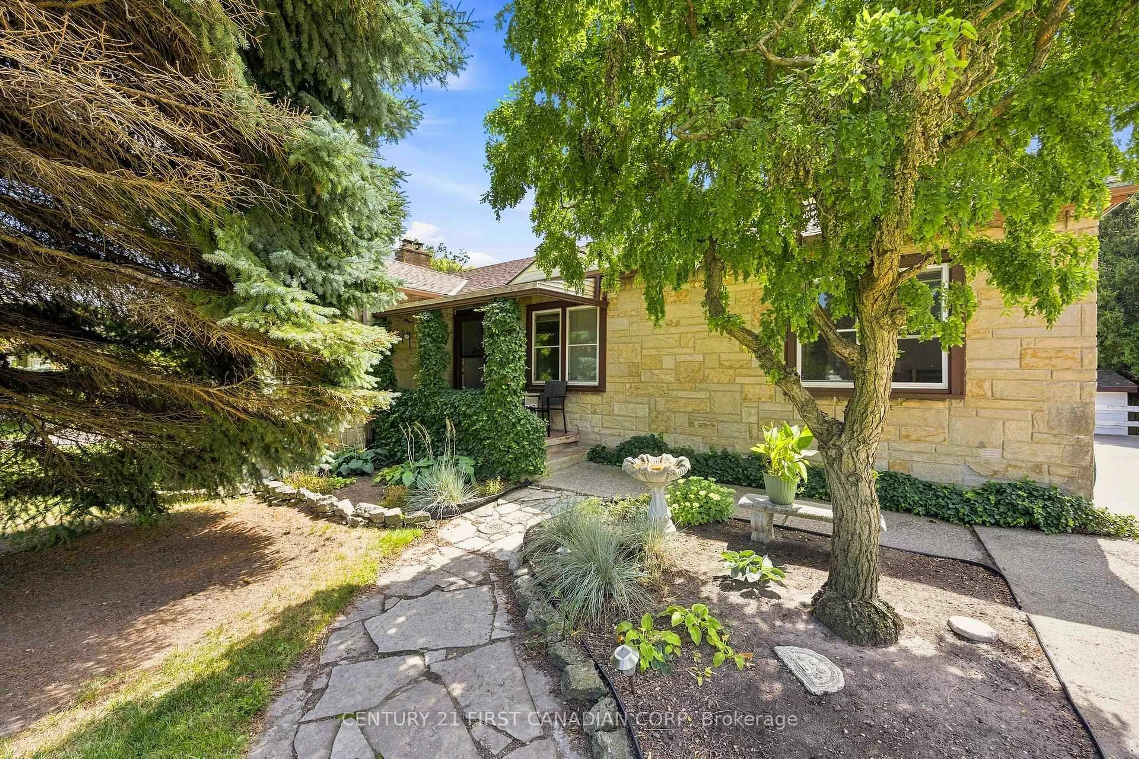 Patio, street for 1027 London Rd, Sarnia Ontario N7S 1N9