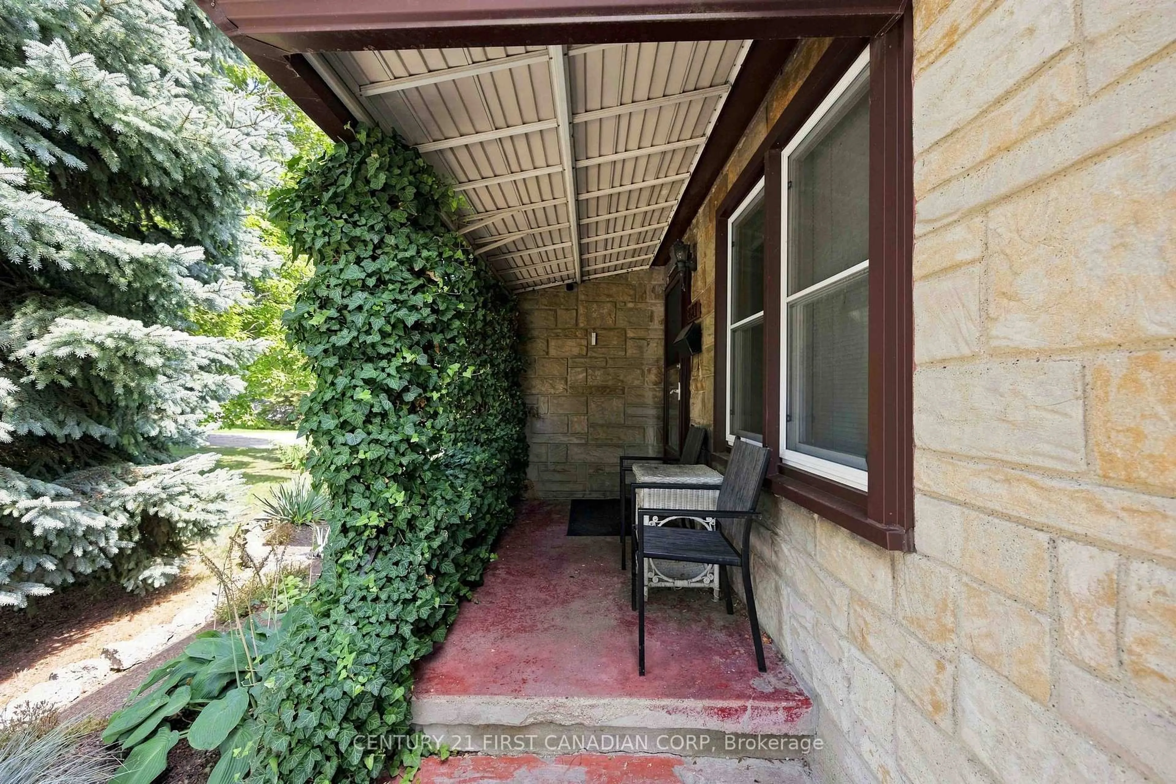 Patio, street for 1027 London Rd, Sarnia Ontario N7S 1N9
