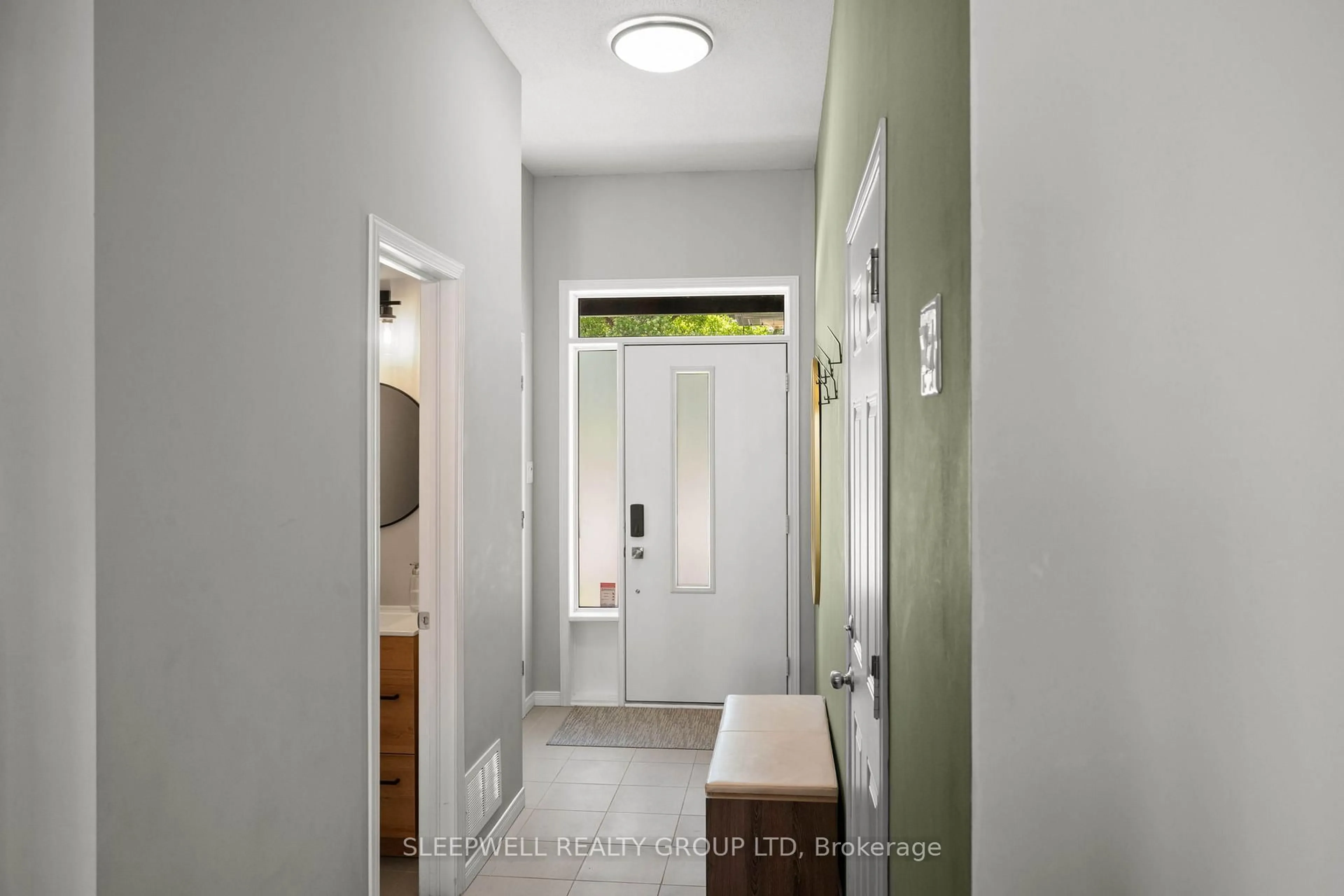 Indoor entryway for 147 Westphalian Ave, Ottawa Ontario K2V 0A3