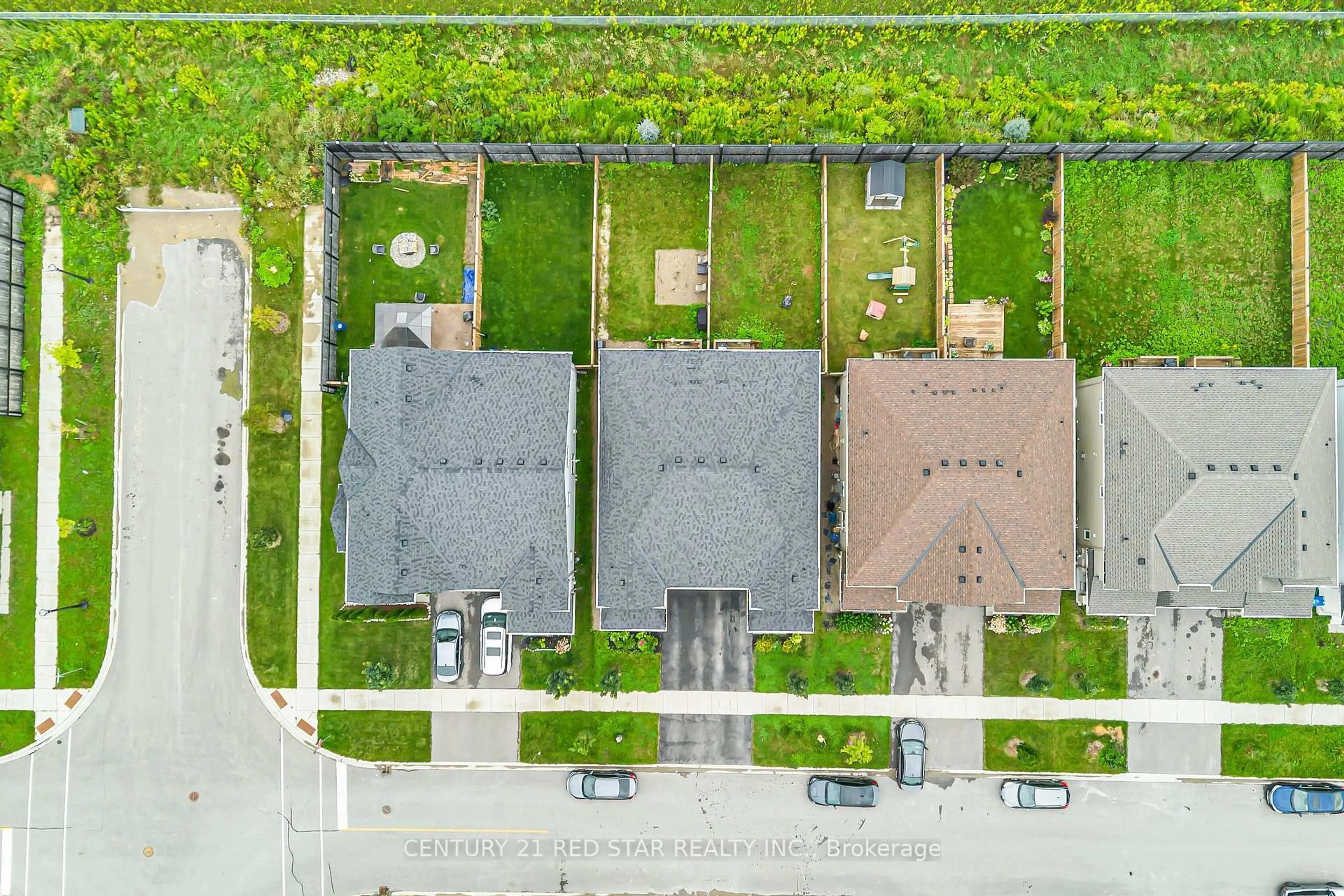 A pic from outside/outdoor area/front of a property/back of a property/a pic from drone, street for 506 Brooks St, Shelburne Ontario L9V 3X4