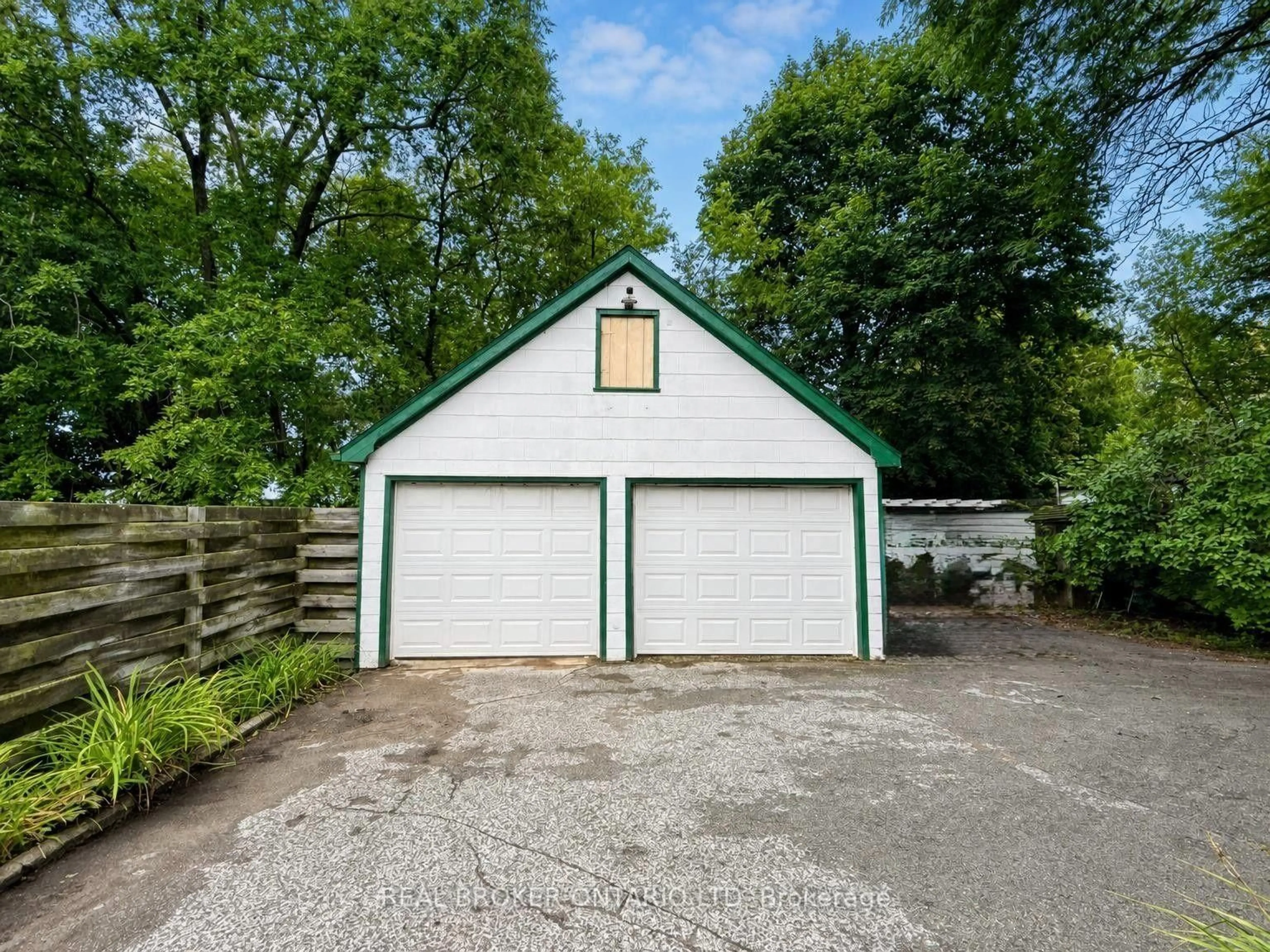 Indoor garage for 153 Hale St, London East Ontario N5W 1E5