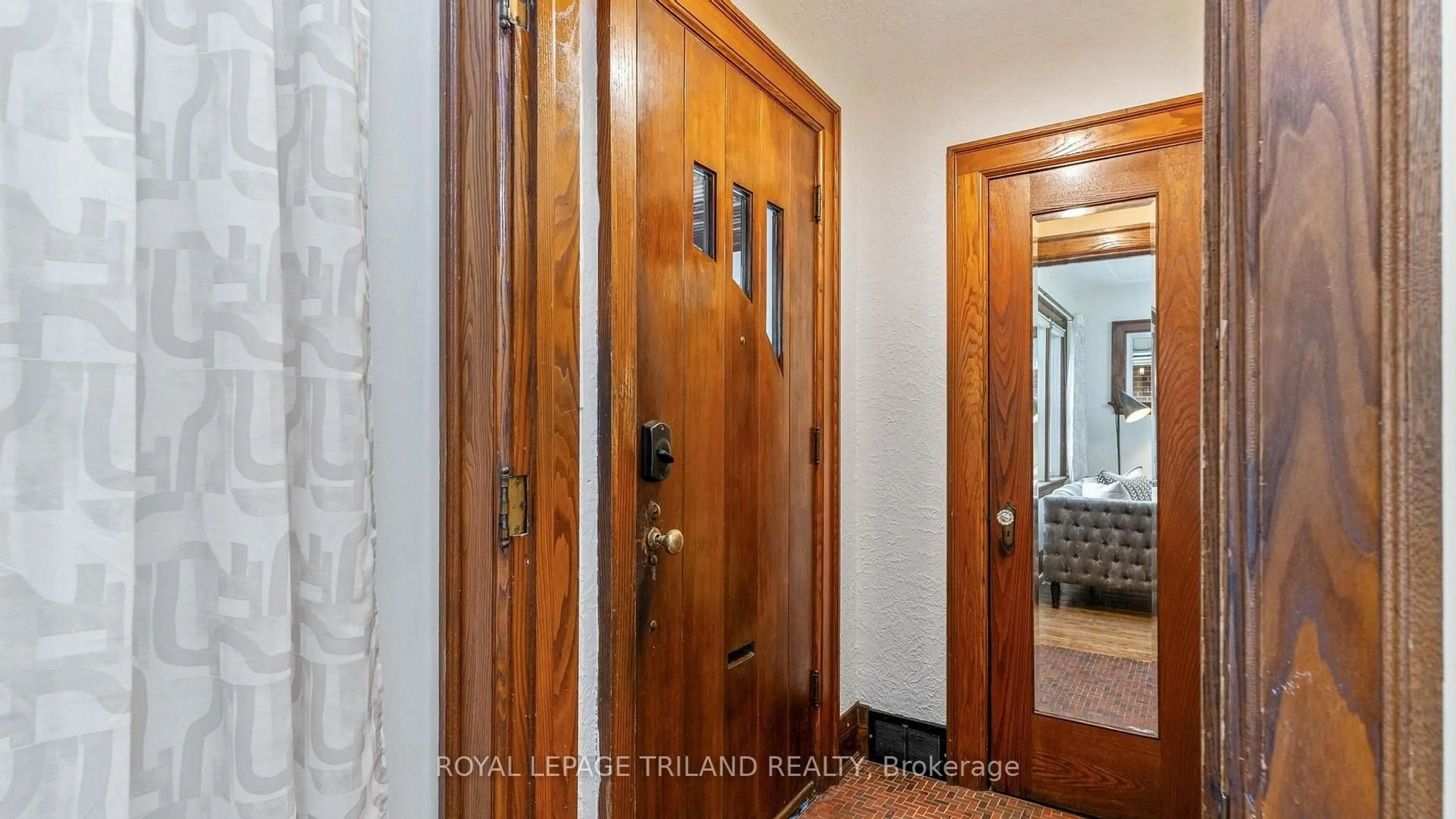 Indoor entryway for 282 Cathcart St, London South Ontario N6C 3N5