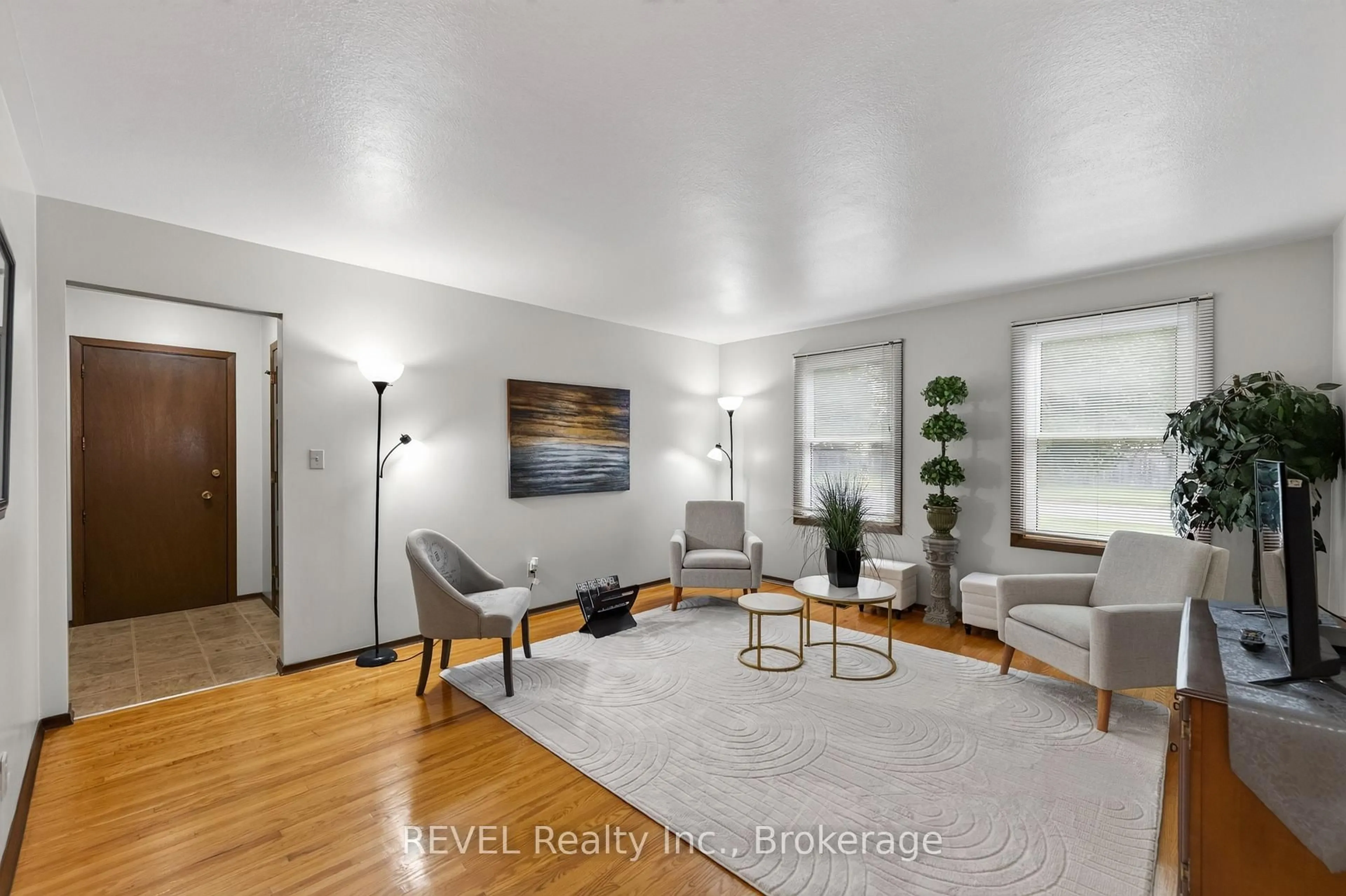 Living room with furniture, unknown for 36 Manor Rd, St. Catharines Ontario L2N 3B5