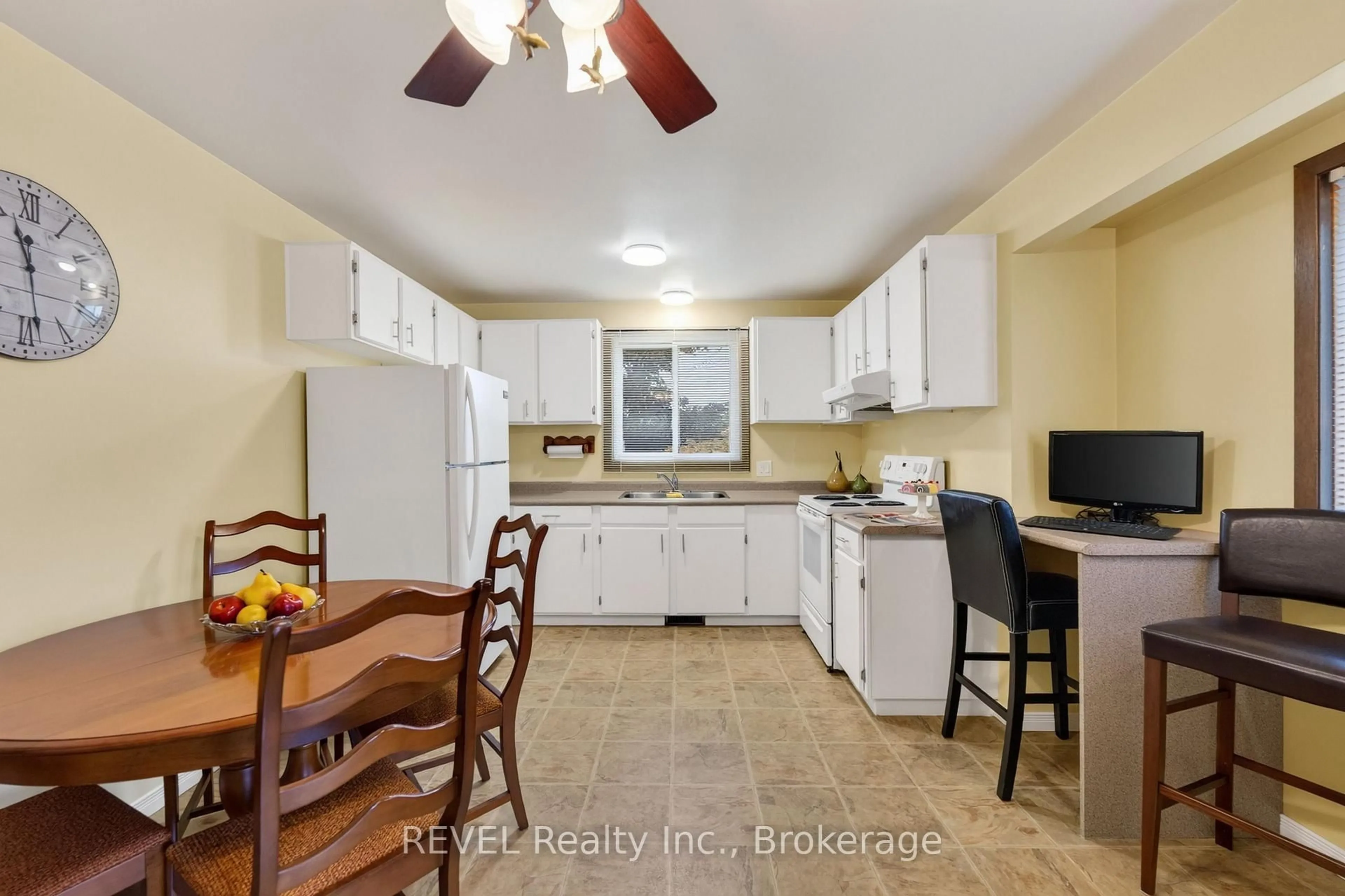 Standard kitchen, ceramic/tile floor for 36 Manor Rd, St. Catharines Ontario L2N 3B5