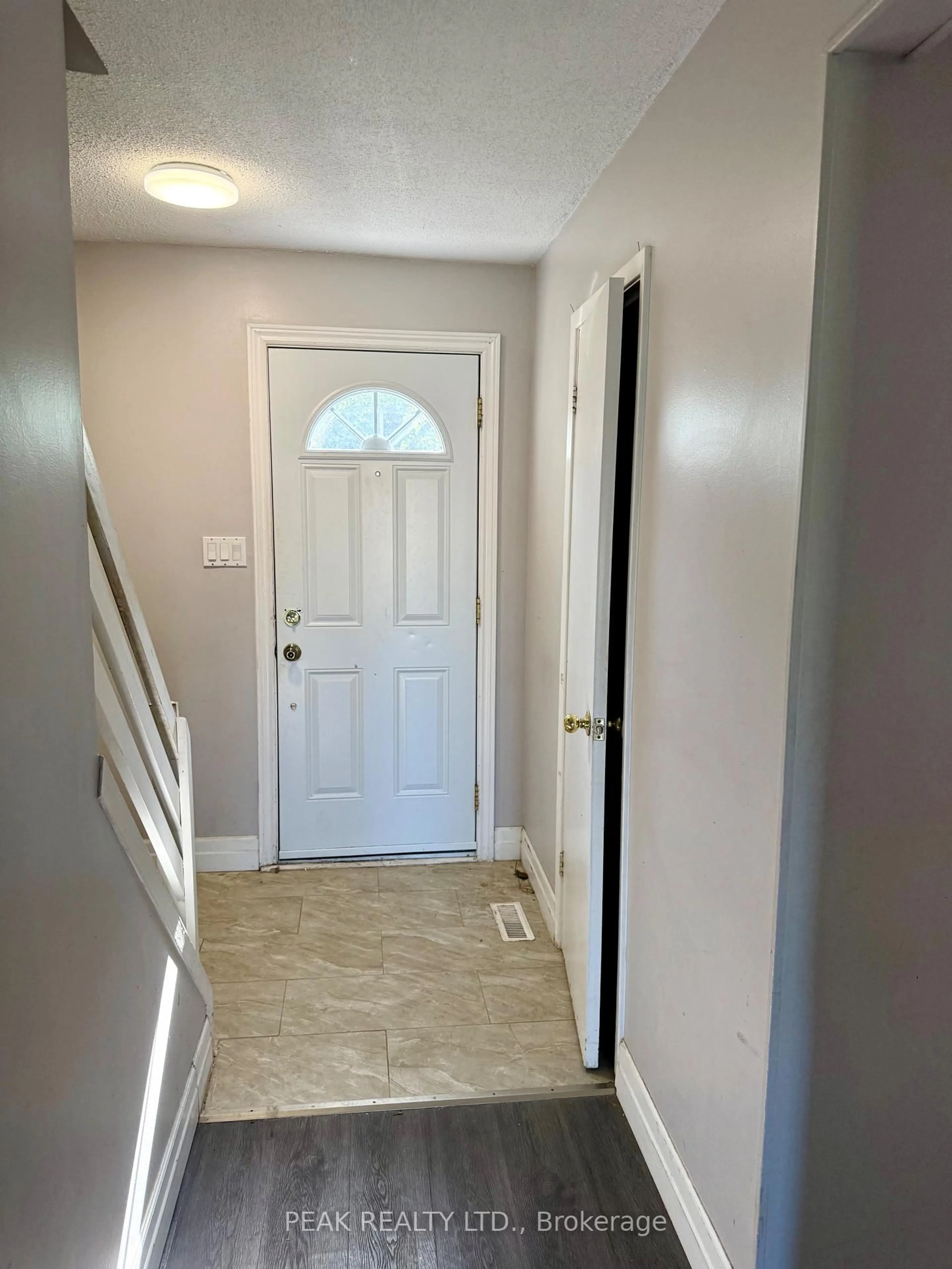 Indoor entryway for 25 Upper Canada Dr #30, Kitchener Ontario N2P 1G2