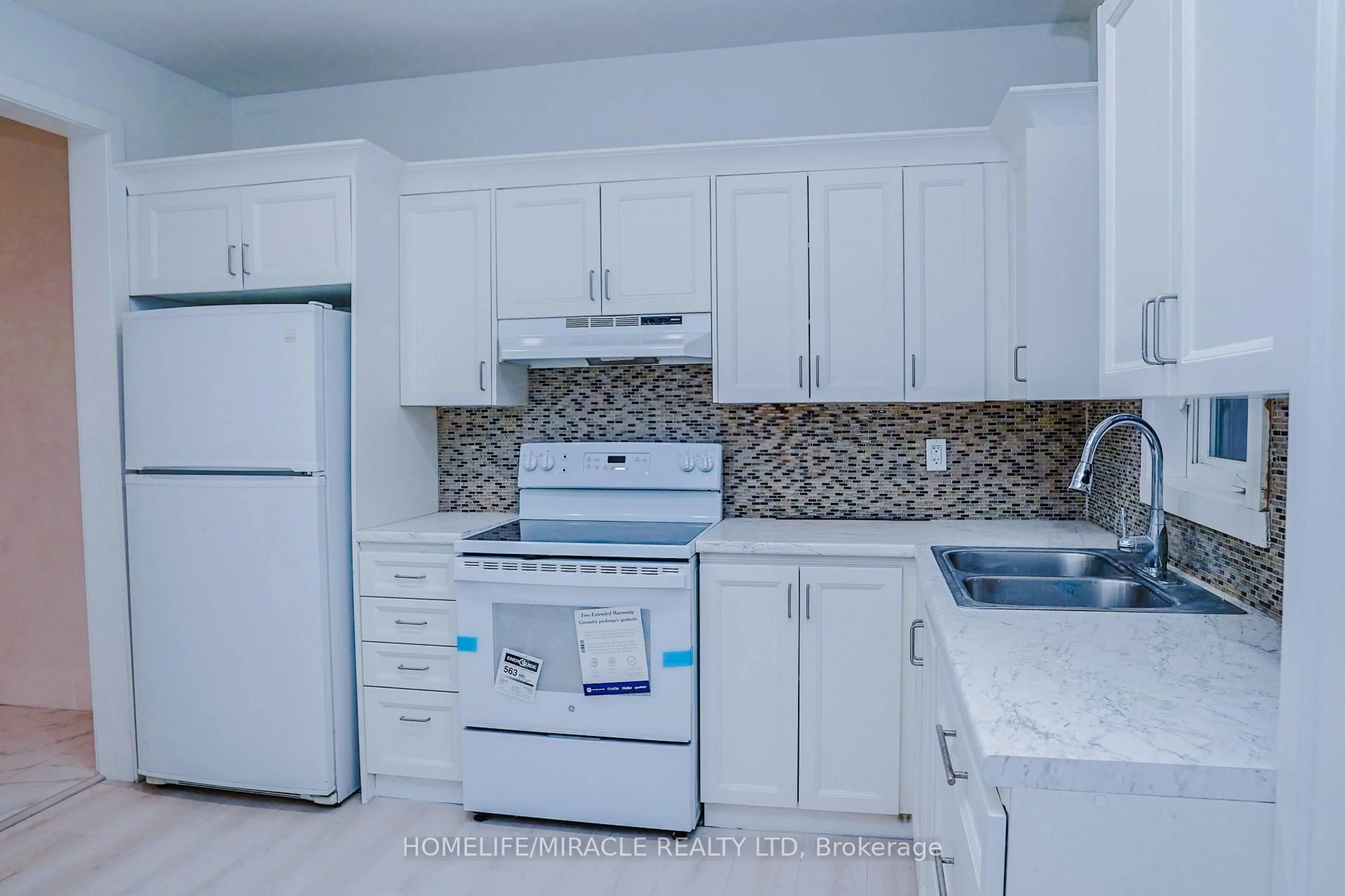 Standard kitchen, ceramic/tile floor for 40 Parkhill Rd, Cambridge Ontario N1R 1P4