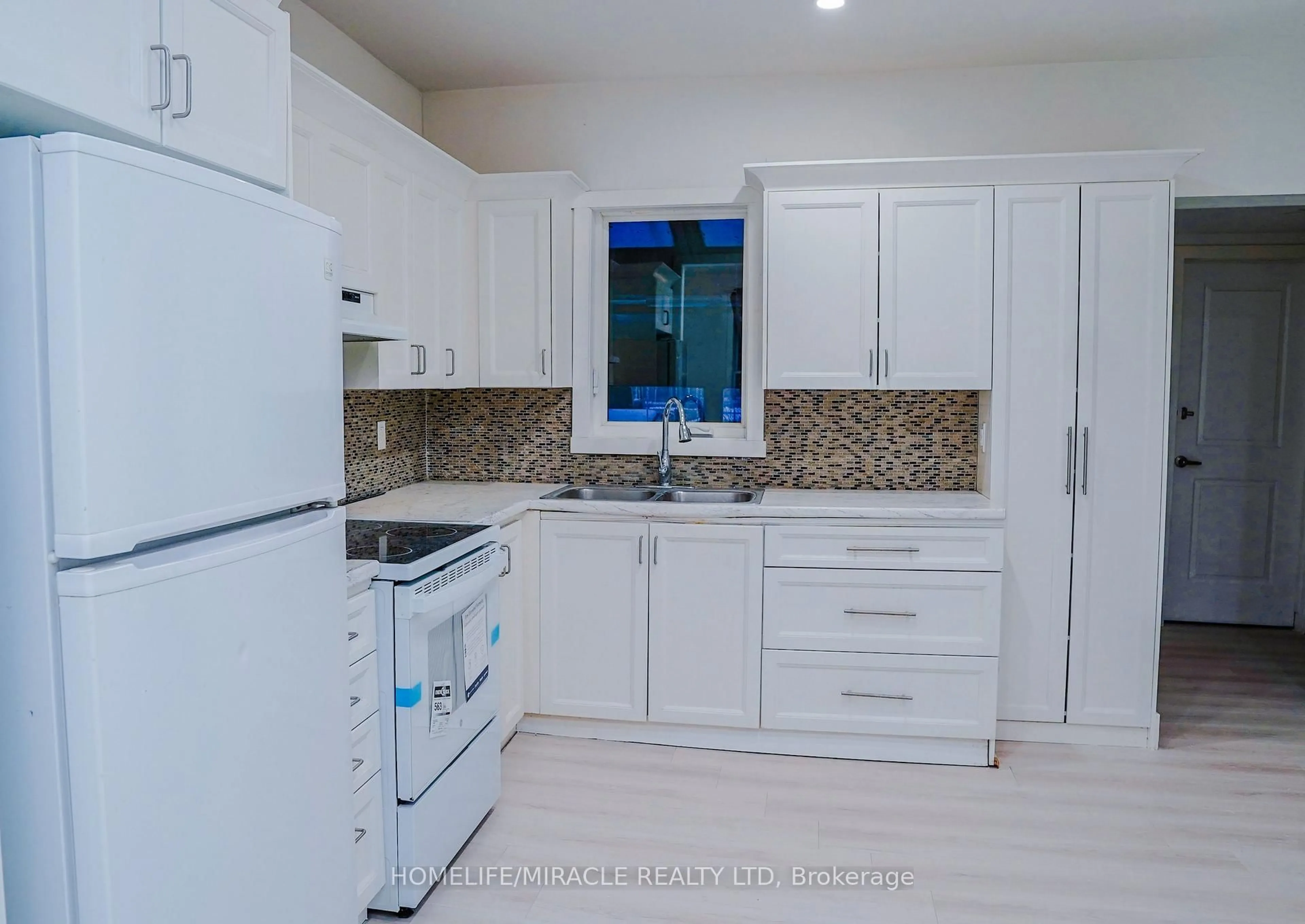 Standard kitchen, unknown for 40 Parkhill Rd, Cambridge Ontario N1R 1P4