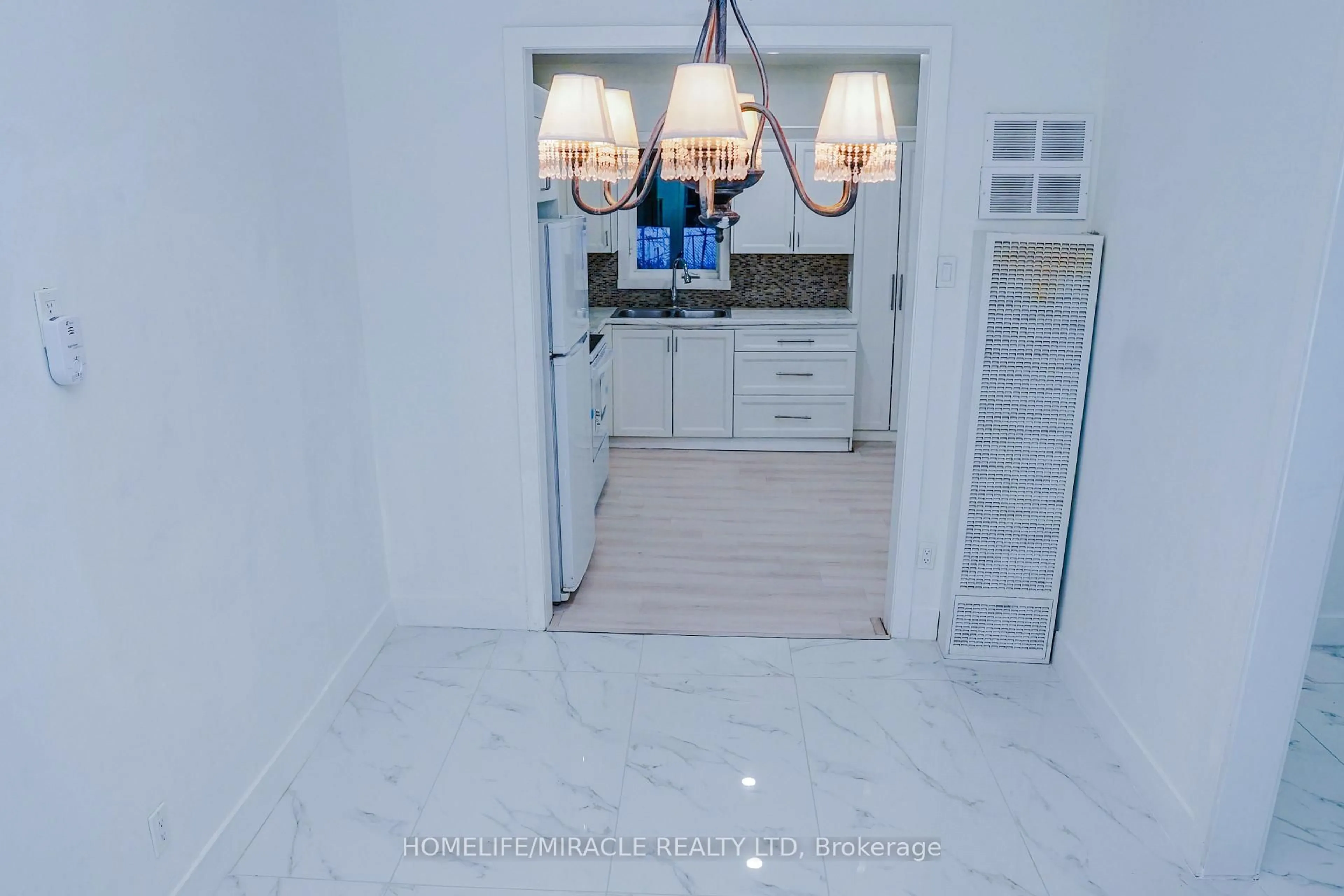Open concept kitchen, ceramic/tile floor for 40 Parkhill Rd, Cambridge Ontario N1R 1P4