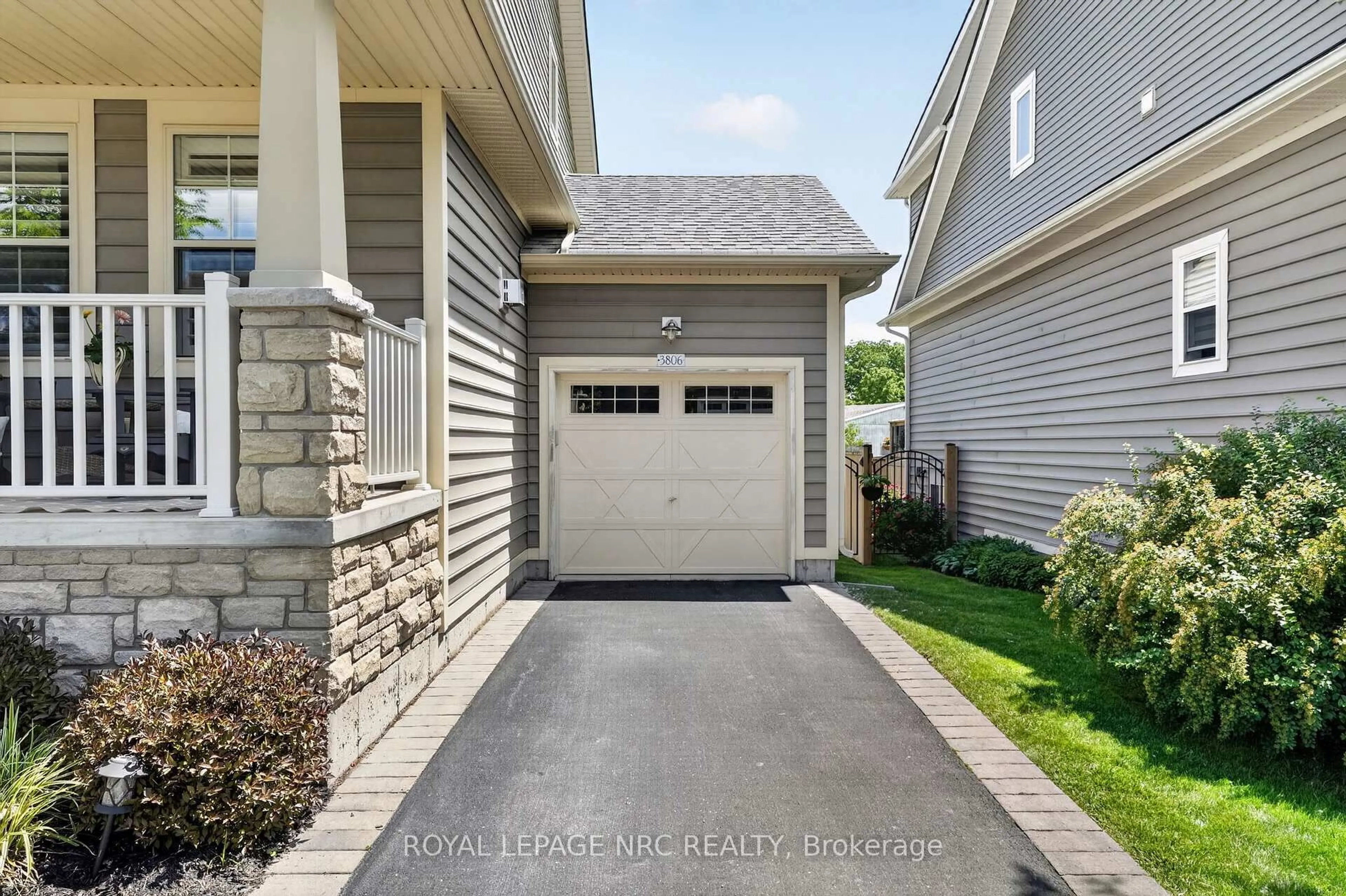 Home with vinyl exterior material, street for 3806 RYAN Ave, Fort Erie Ontario L0S 1B0