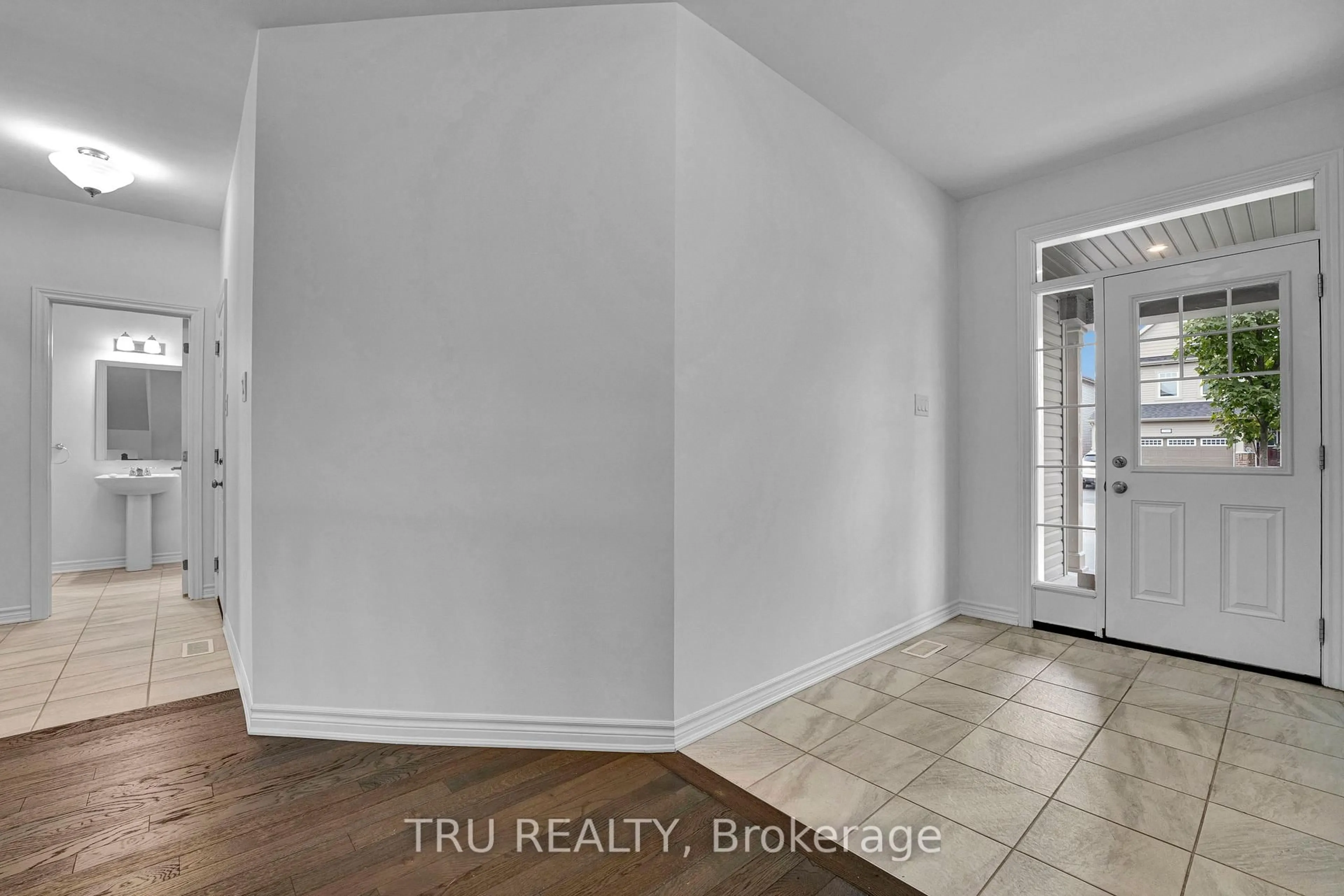 Indoor entryway for 207 QUARTER HORSE St, Ottawa Ontario K2S 0X8