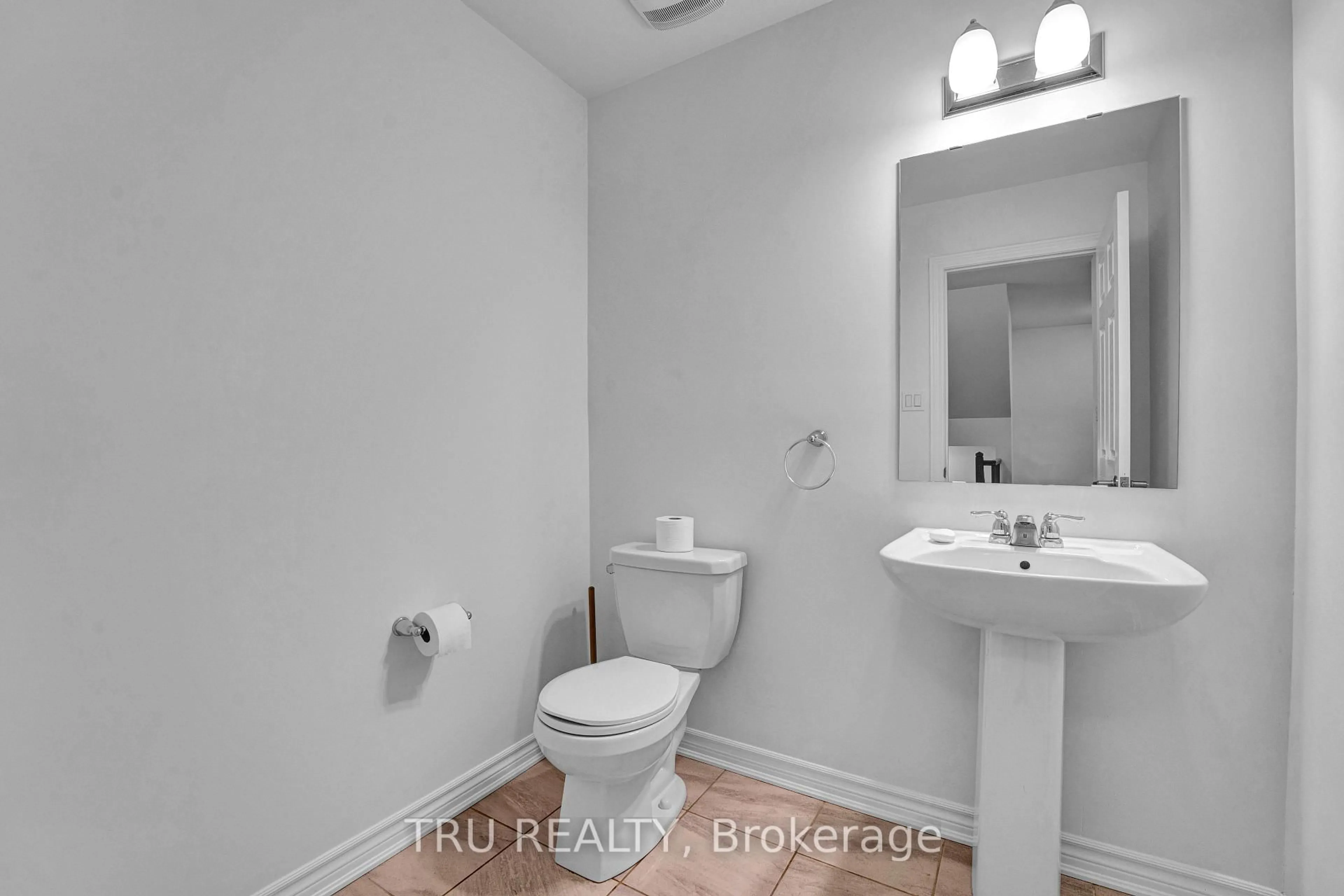 Standard bathroom, unknown for 207 QUARTER HORSE St, Ottawa Ontario K2S 0X8