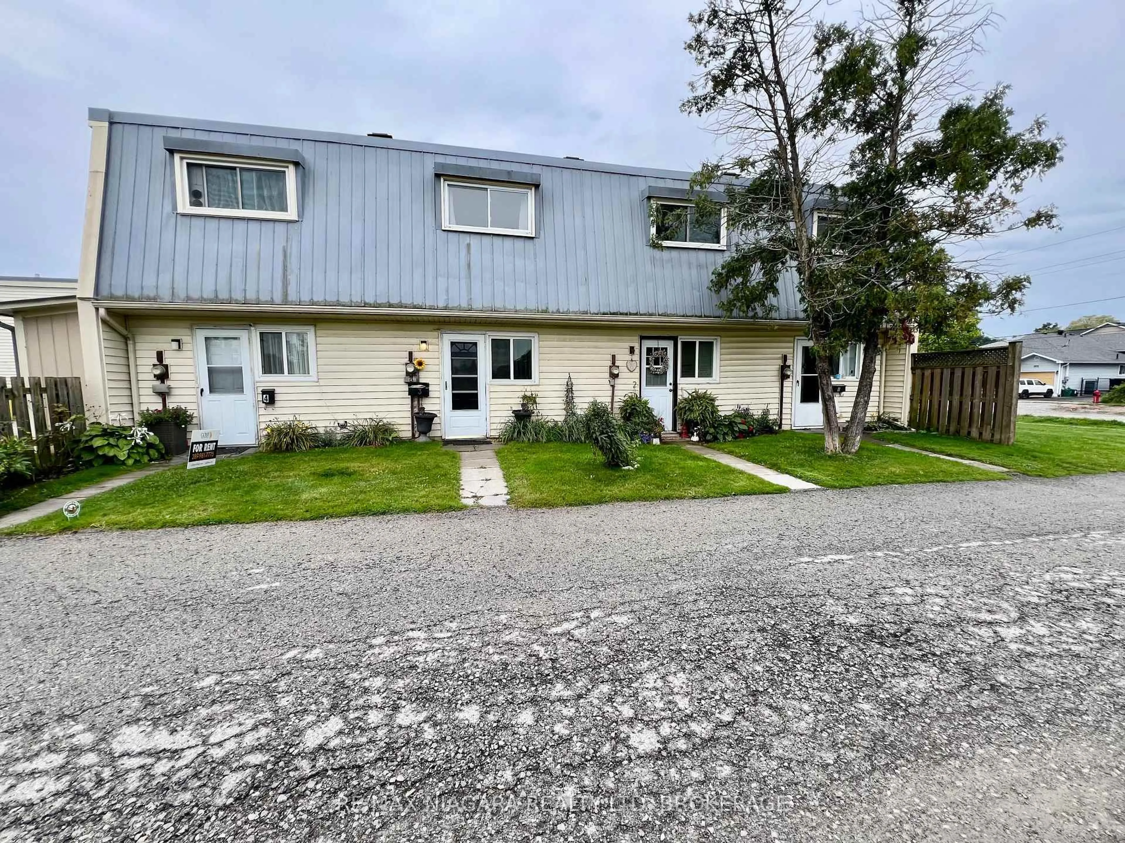 A pic from outside/outdoor area/front of a property/back of a property/a pic from drone, street for 8646 Willoughby Dr #2, Niagara Falls Ontario L2G 6X7