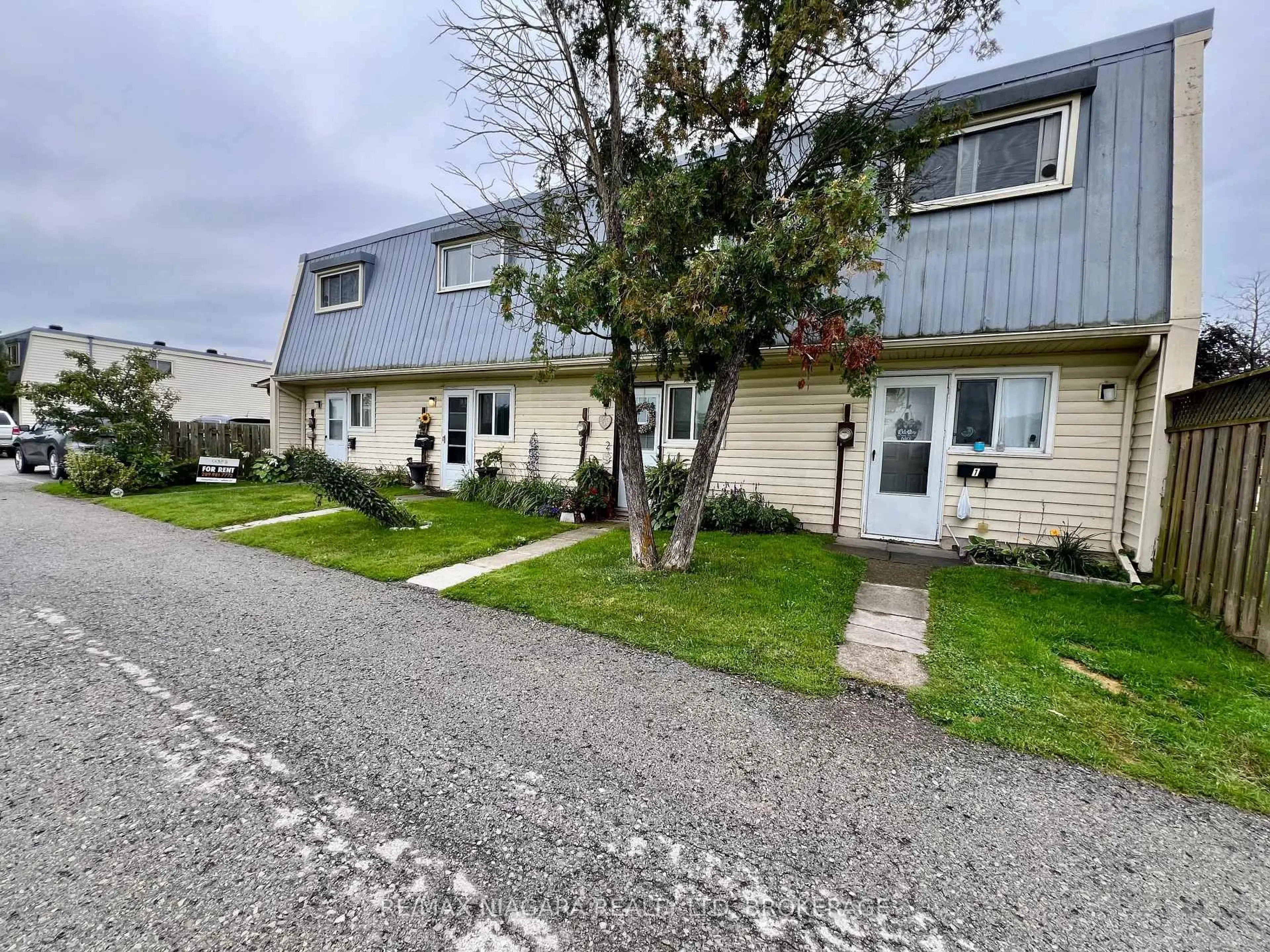 A pic from outside/outdoor area/front of a property/back of a property/a pic from drone, street for 8646 Willoughby Dr #2, Niagara Falls Ontario L2G 6X7