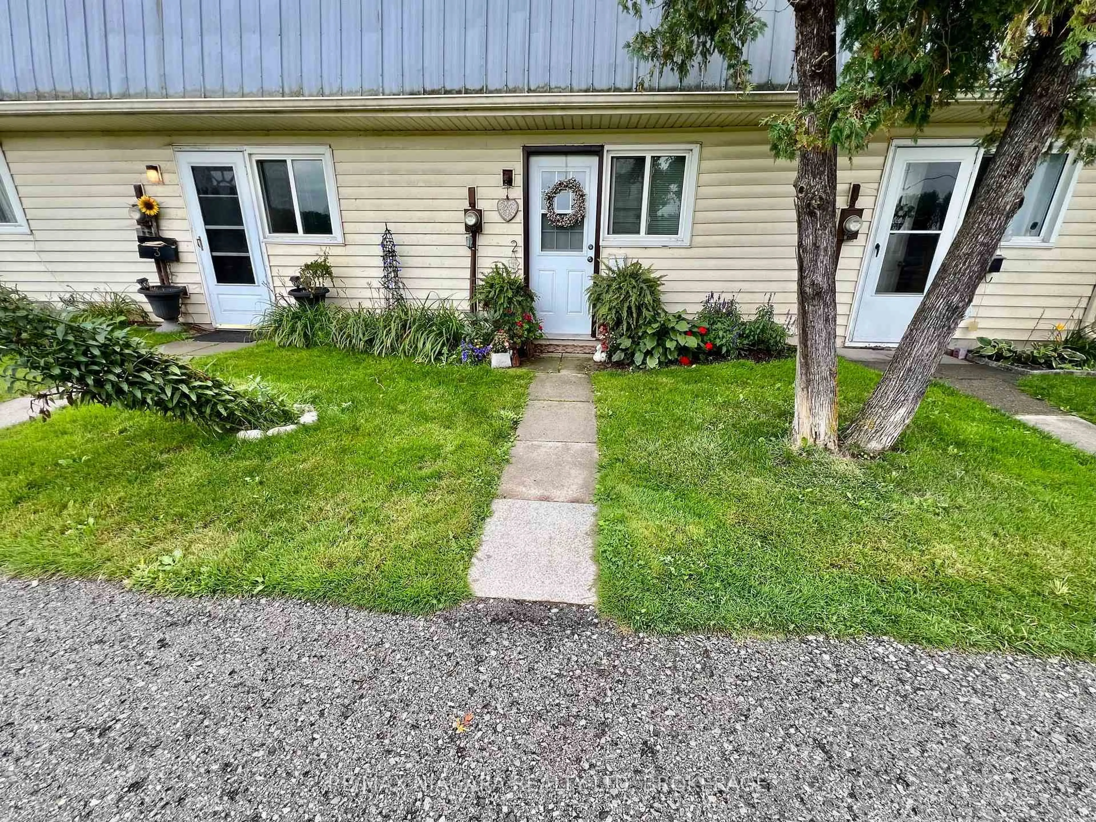 A pic from outside/outdoor area/front of a property/back of a property/a pic from drone, street for 8646 Willoughby Dr #2, Niagara Falls Ontario L2G 6X7
