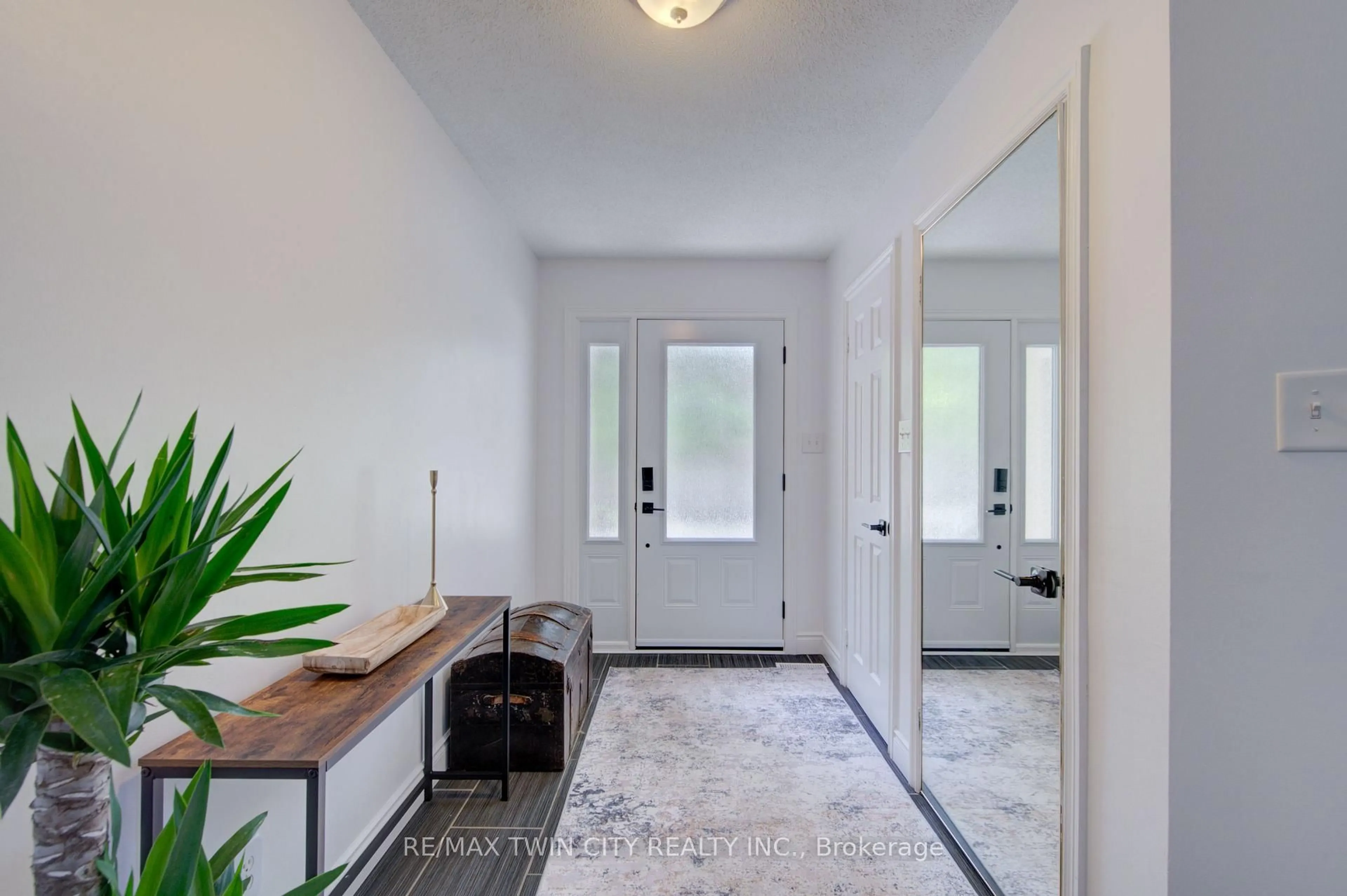 Indoor entryway for 375 Holiday Inn Dr #9, Cambridge Ontario N3C 3P6