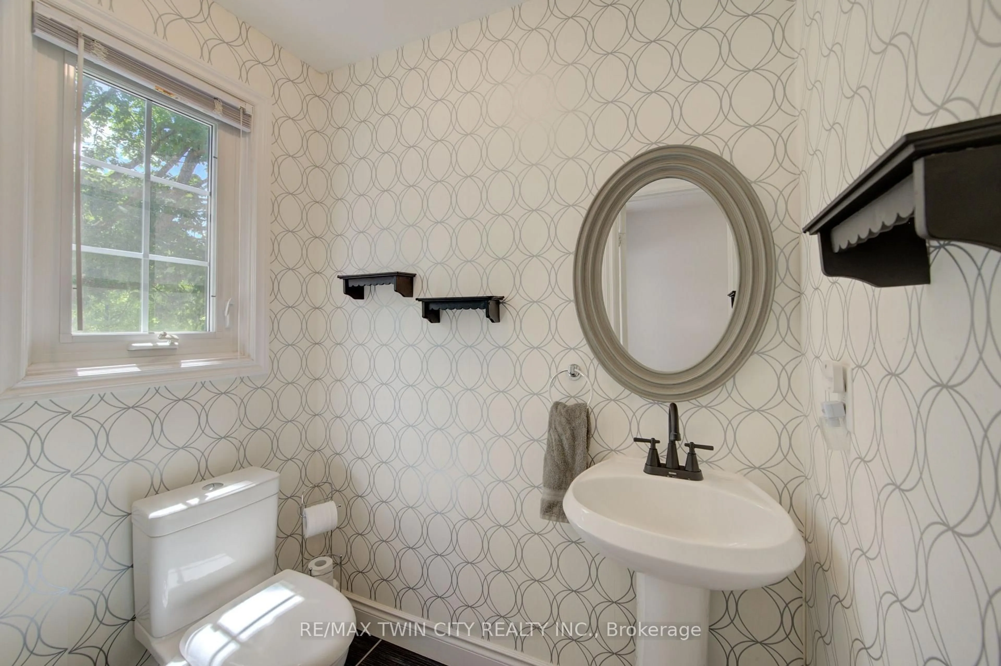 Standard bathroom, ceramic/tile floor for 375 Holiday Inn Dr #9, Cambridge Ontario N3C 3P6
