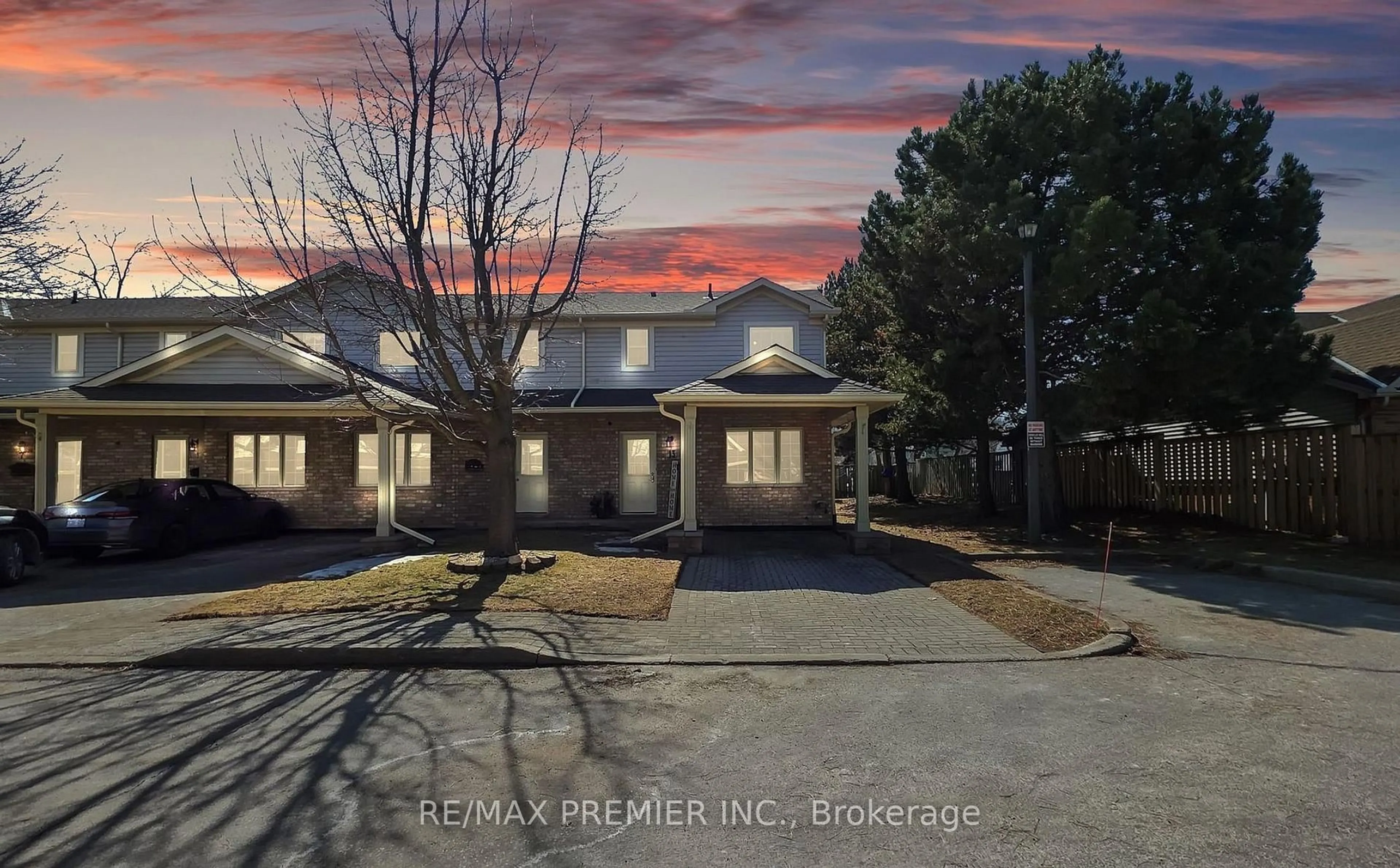 A pic from outside/outdoor area/front of a property/back of a property/a pic from drone, street for 9 Wentworth Dr #13, Grimsby Ontario L3M 5H9