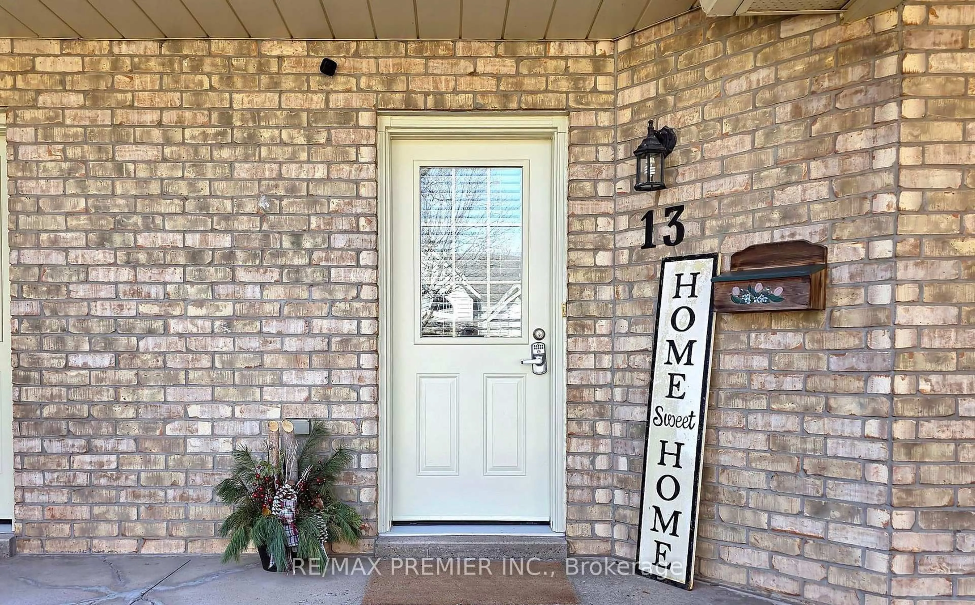 Indoor entryway for 9 Wentworth Dr #13, Grimsby Ontario L3M 5H9