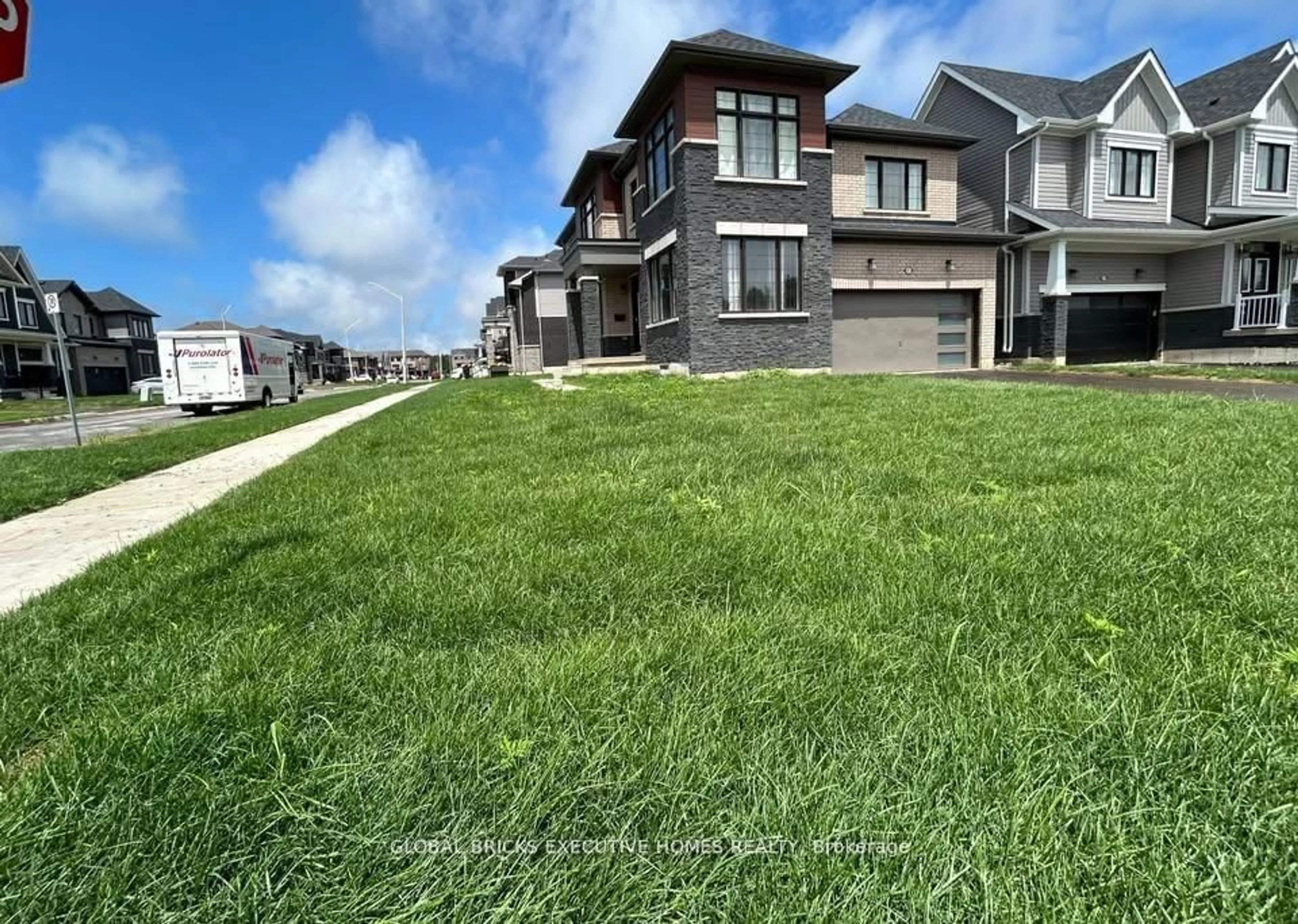 A pic from outside/outdoor area/front of a property/back of a property/a pic from drone, street for 91 Higgins Ave, Thorold Ontario L3B 5N5
