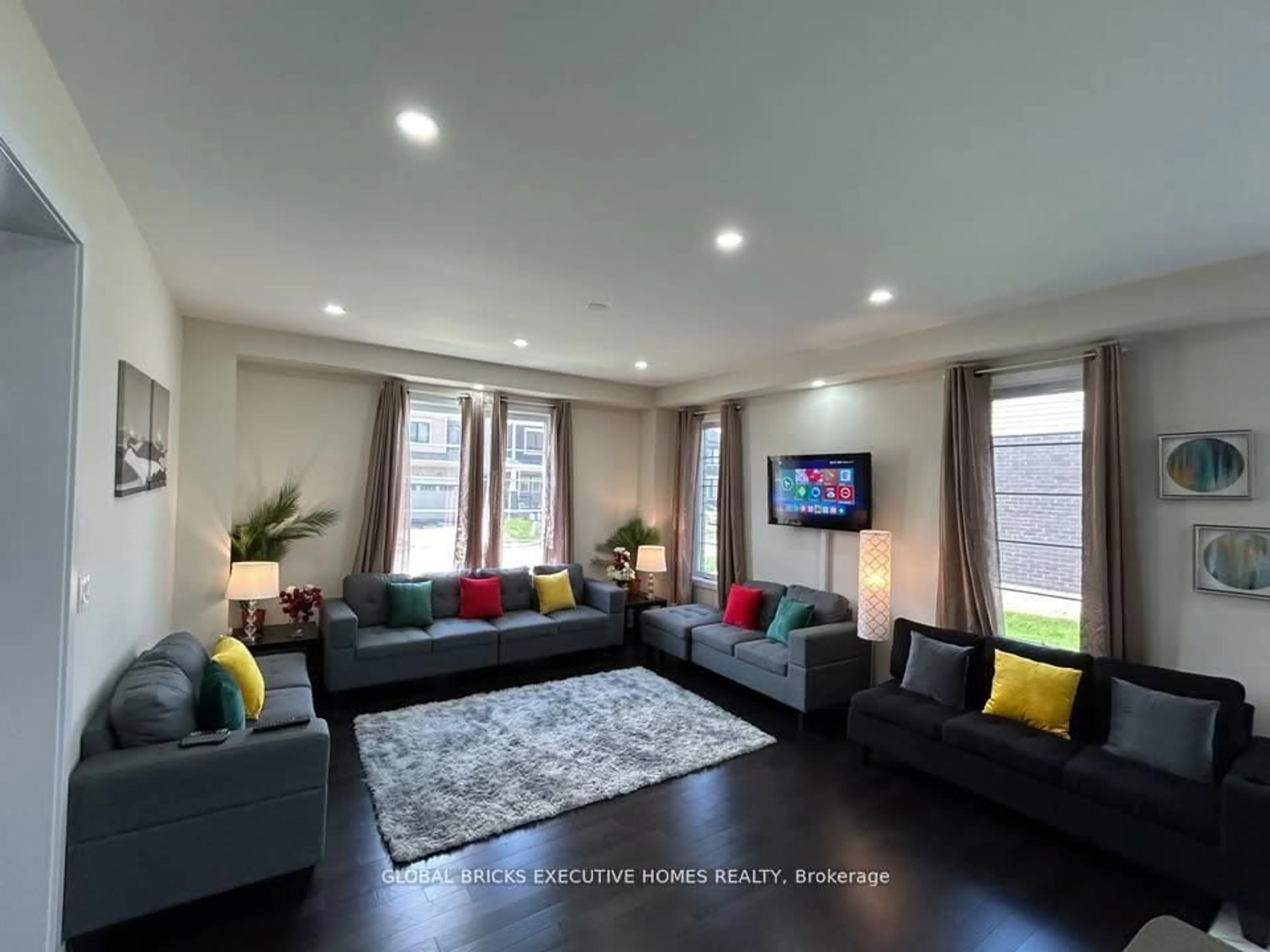 Living room with furniture, unknown for 91 Higgins Ave, Thorold Ontario L3B 5N5