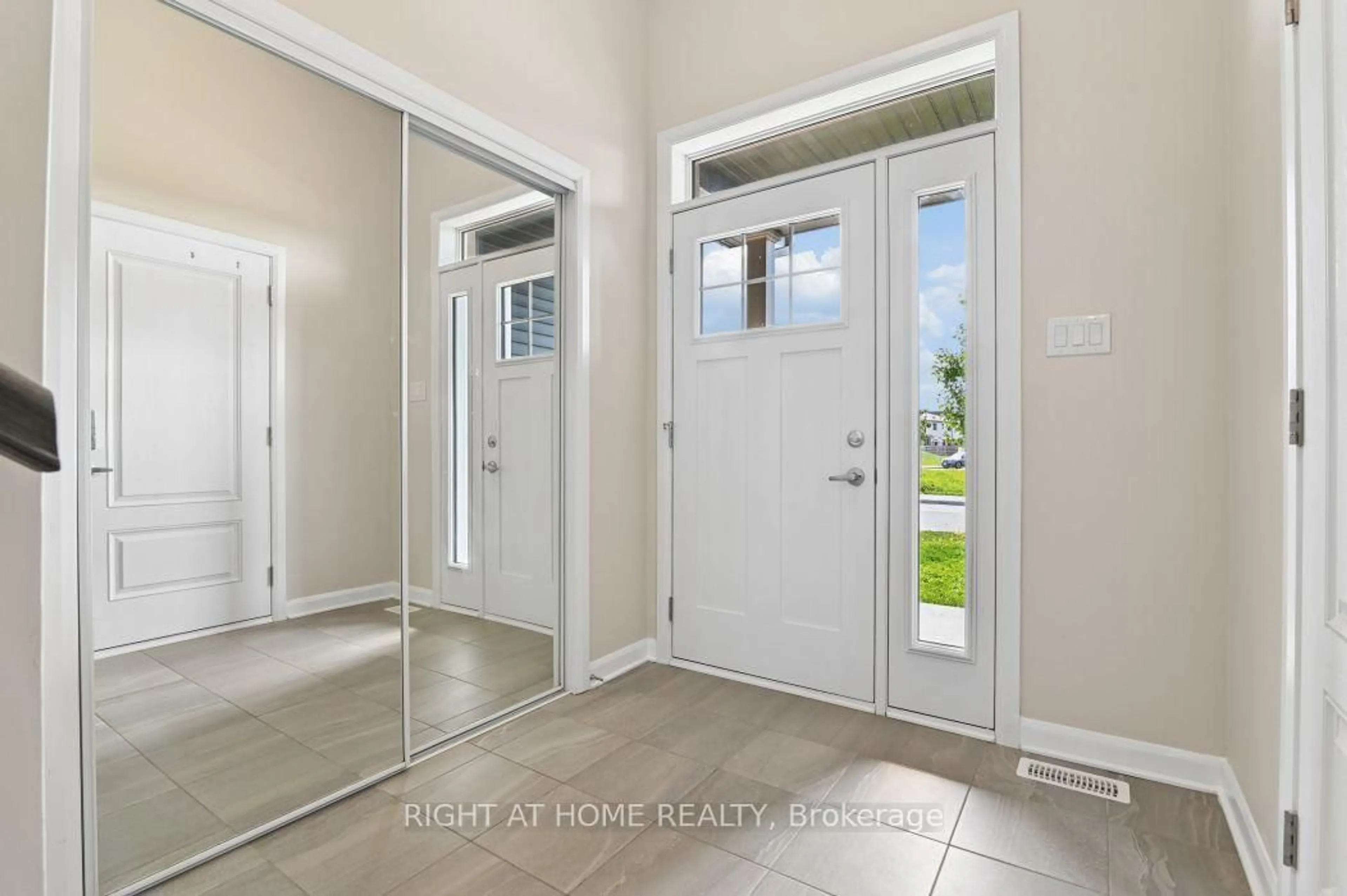 Indoor entryway for 576 Prominence Way, Ottawa Ontario K4A 5K8