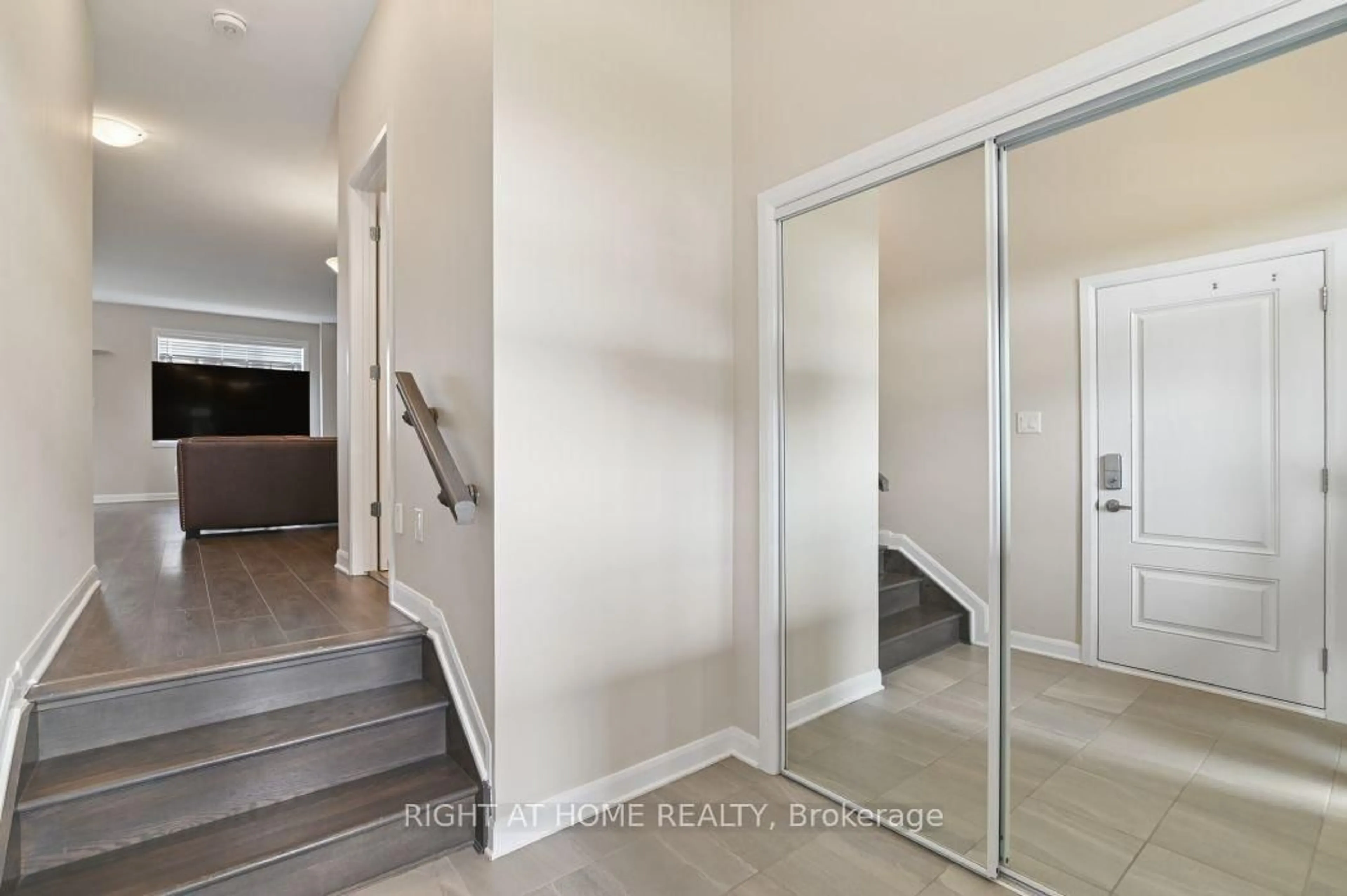 Indoor entryway for 576 Prominence Way, Ottawa Ontario K4A 5K8