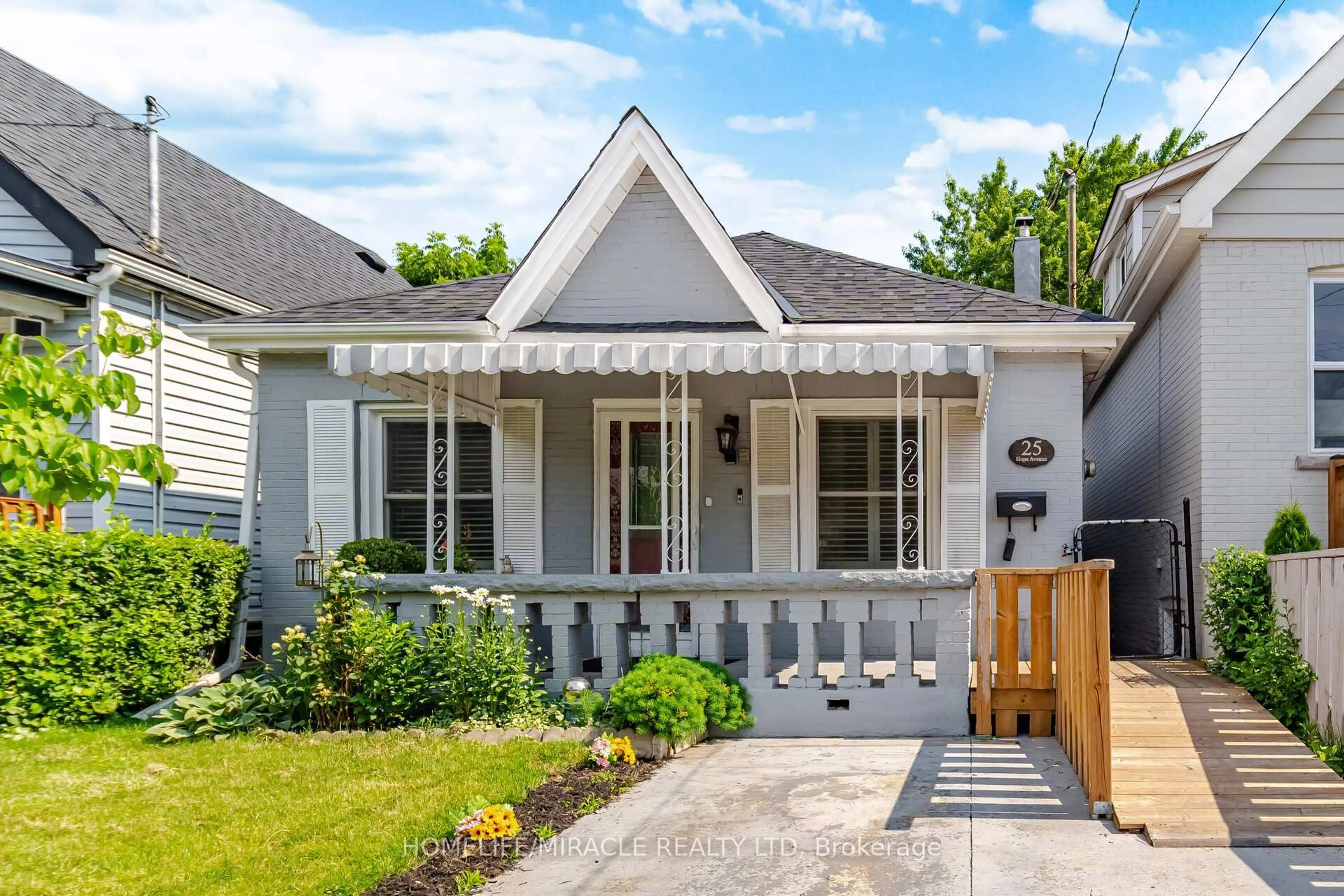 Home with vinyl exterior material, street for 25 Hope Ave, Hamilton Ontario L8H 2E1