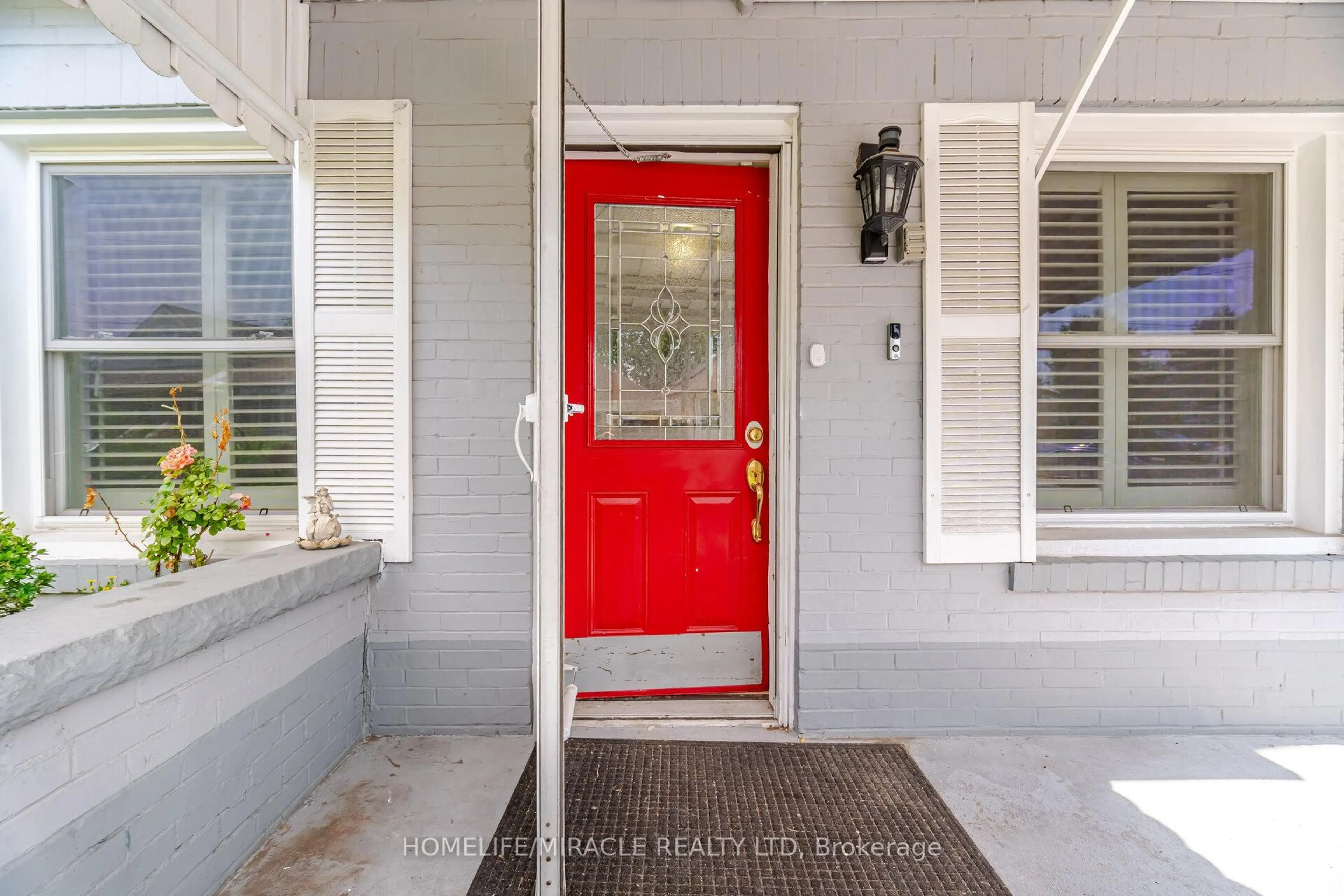 Indoor entryway for 25 Hope Ave, Hamilton Ontario L8H 2E1