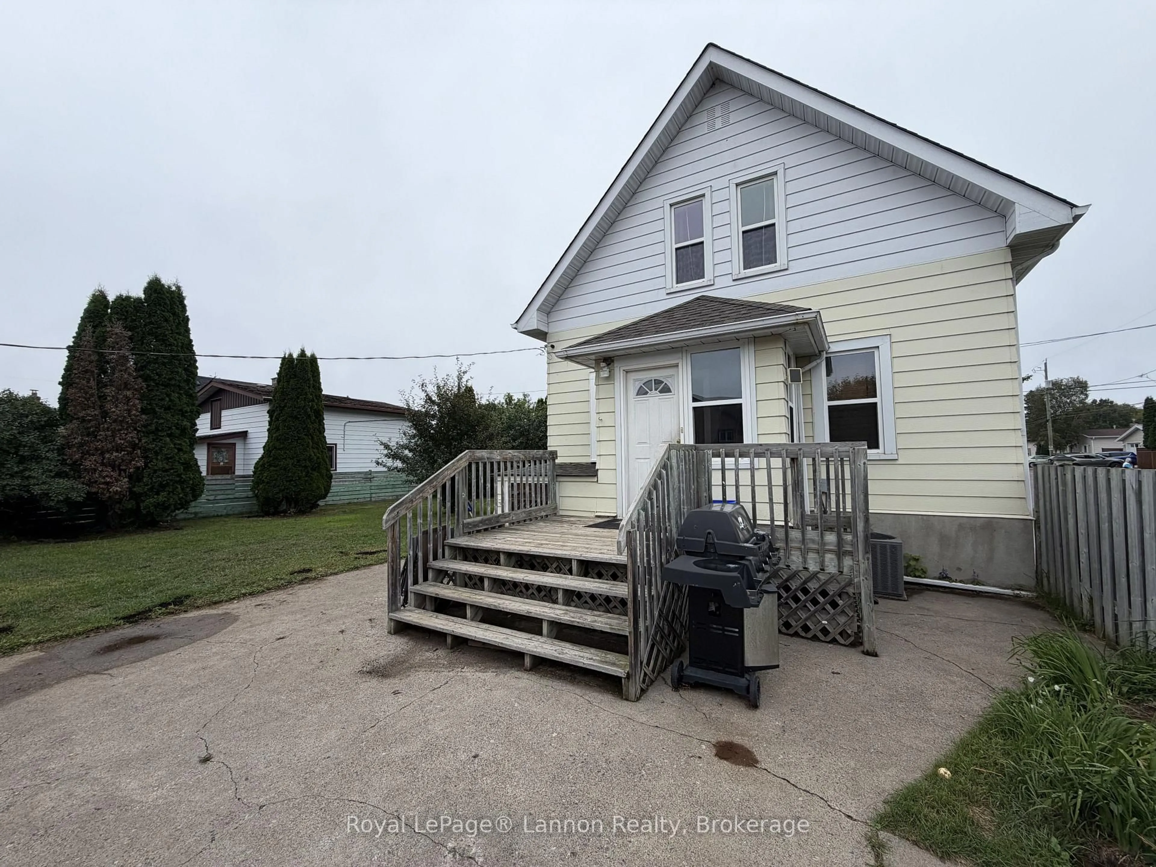 A pic from outside/outdoor area/front of a property/back of a property/a pic from drone, unknown for 279 Dewe Ave, Thunder Bay Ontario P7A 2E7