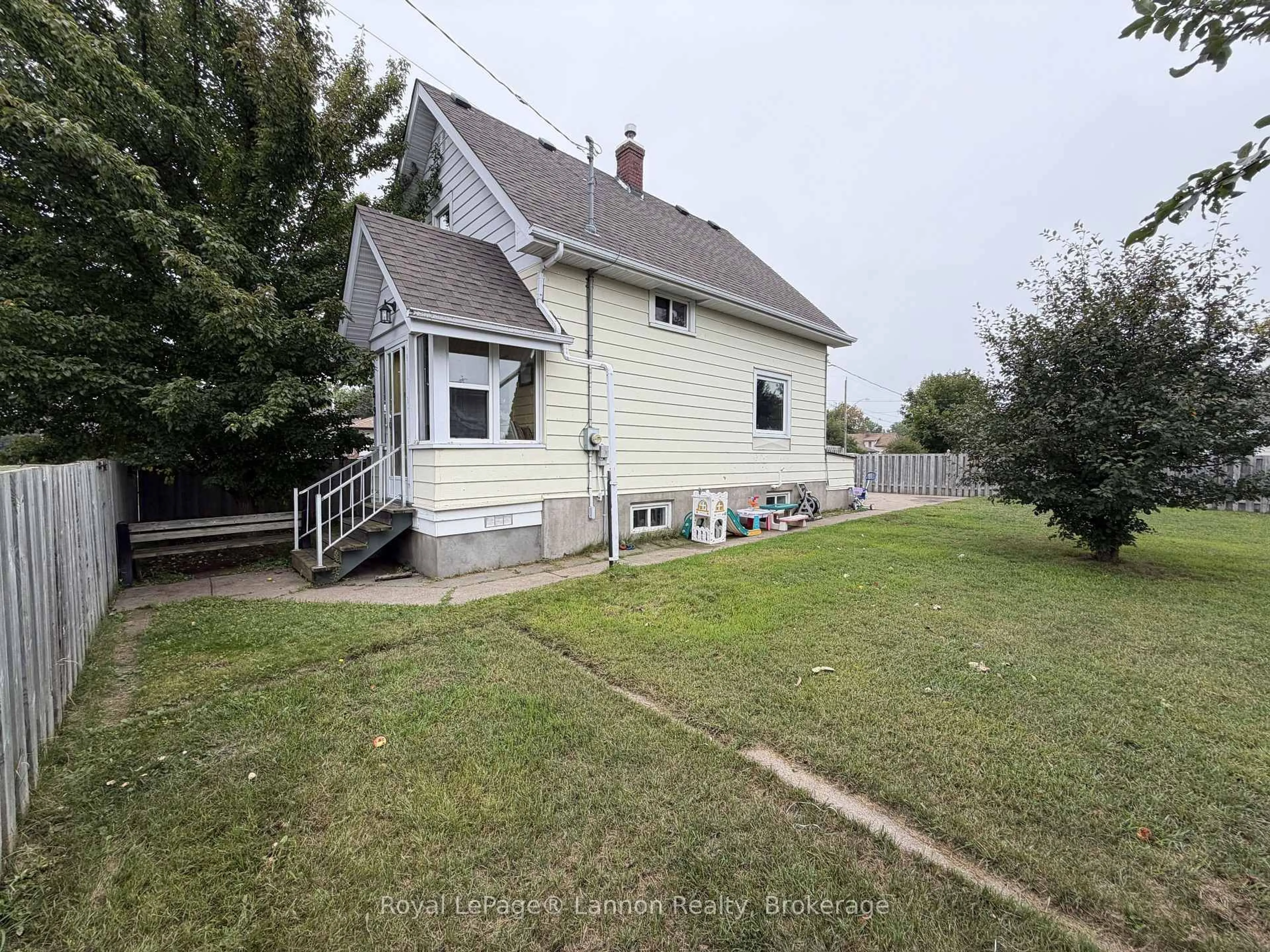 A pic from outside/outdoor area/front of a property/back of a property/a pic from drone, street for 279 Dewe Ave, Thunder Bay Ontario P7A 2E7