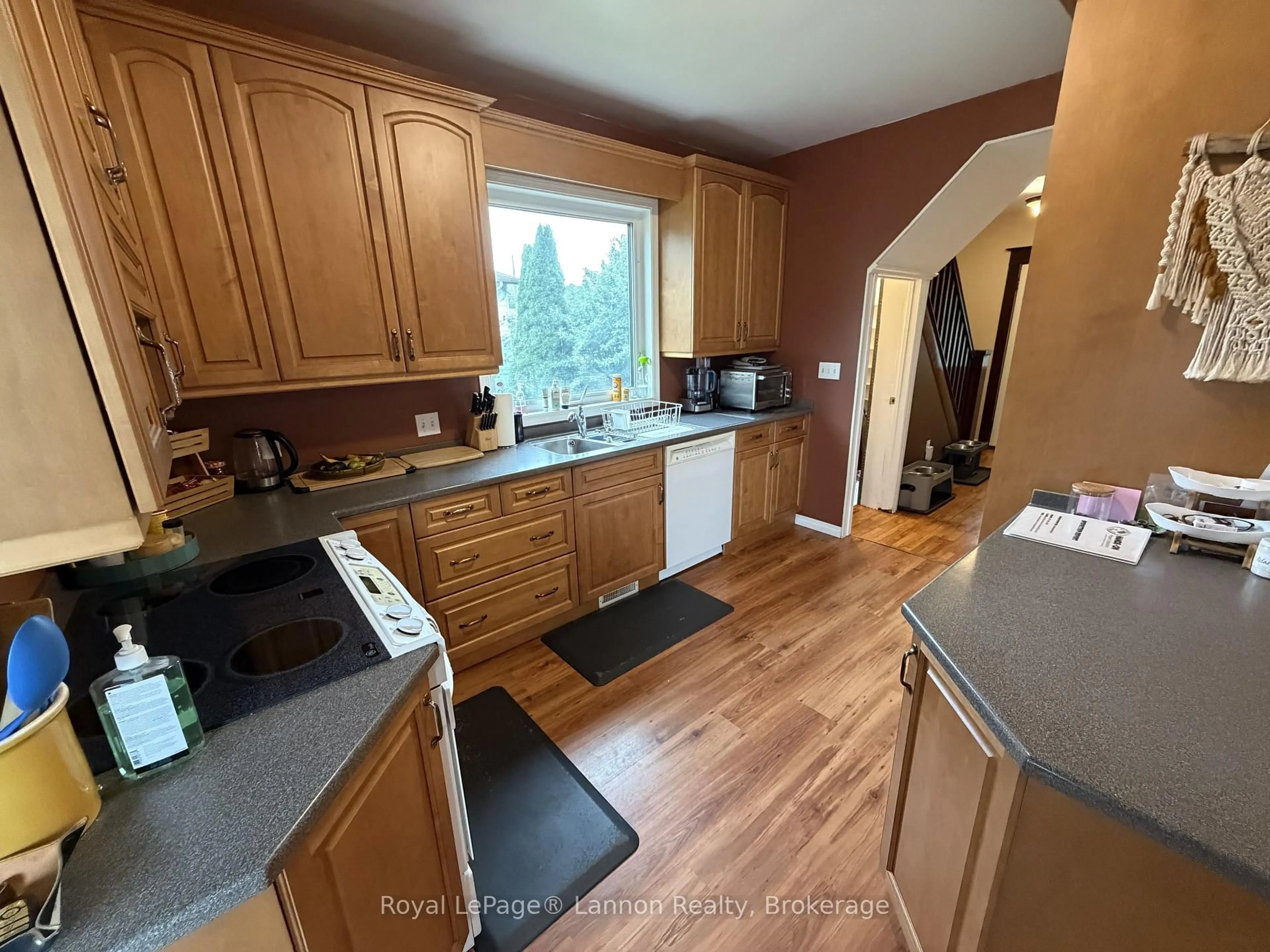 Standard kitchen, wood/laminate floor for 279 Dewe Ave, Thunder Bay Ontario P7A 2E7